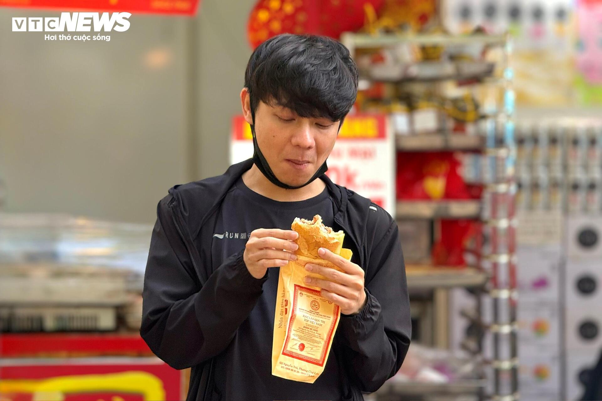 Lễ hội bánh mì Việt Nam đông nghịt người xếp hàng, chờ thưởng thức - 10