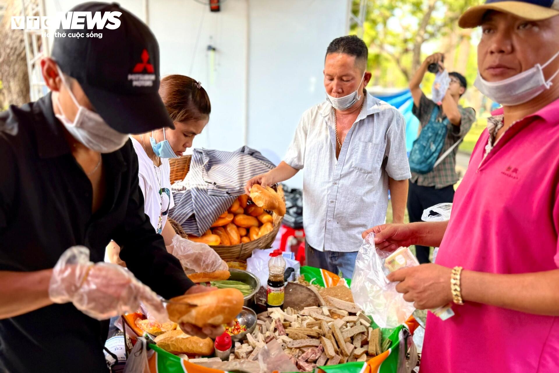 Lễ hội bánh mì Việt Nam đông nghịt người xếp hàng, chờ thưởng thức - 5