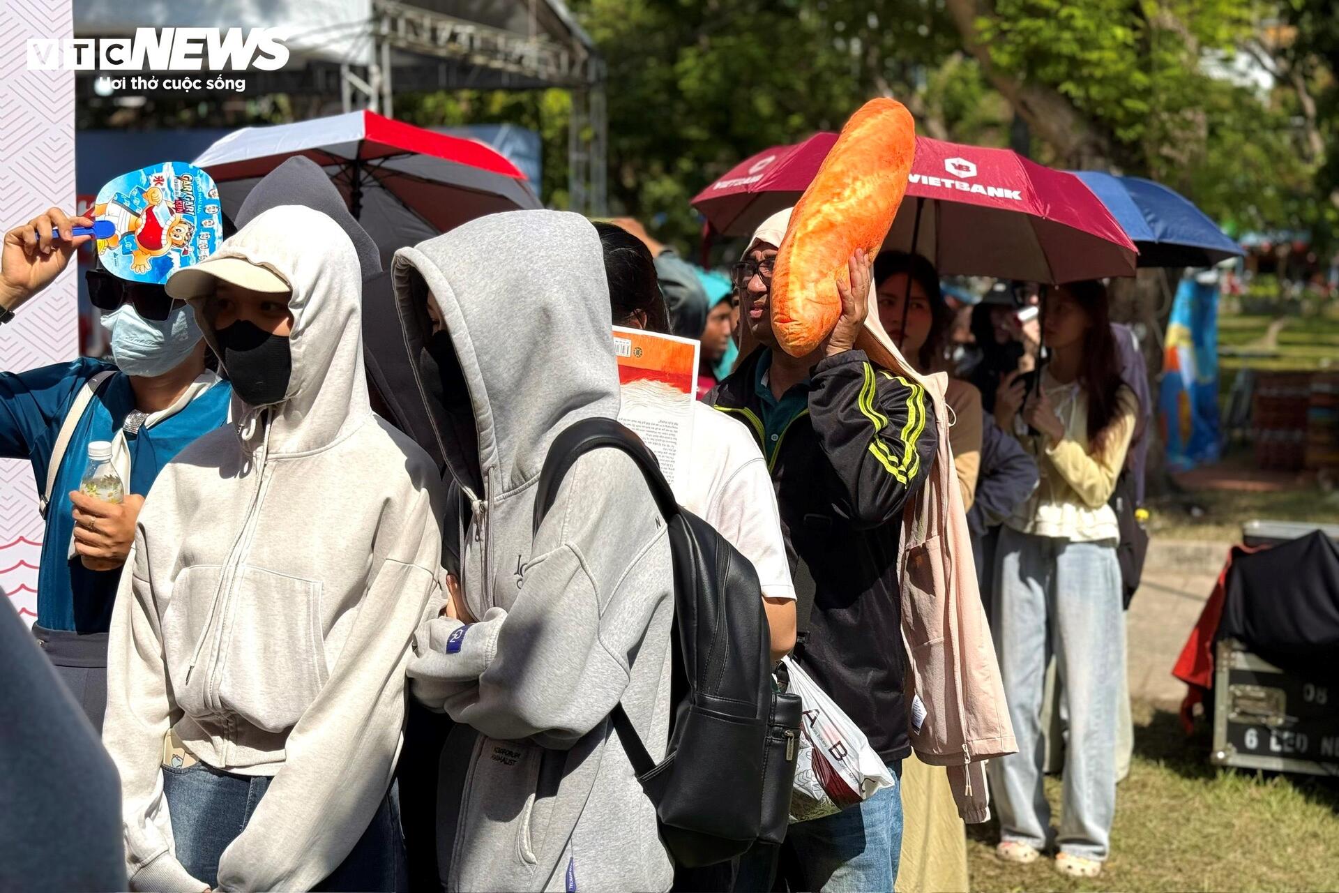 Lễ hội bánh mì Việt Nam đông nghịt người xếp hàng, chờ thưởng thức - 9