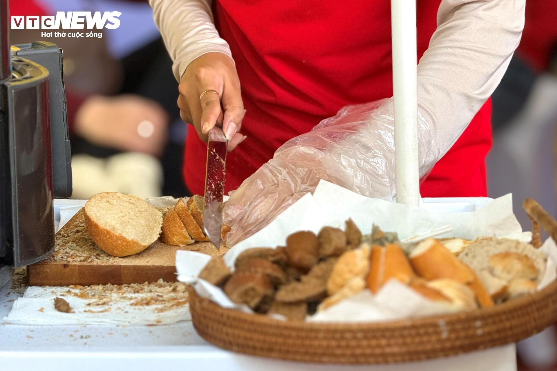 Lễ hội bánh mì Việt Nam đông nghịt người xếp hàng, chờ thưởng thức - 7