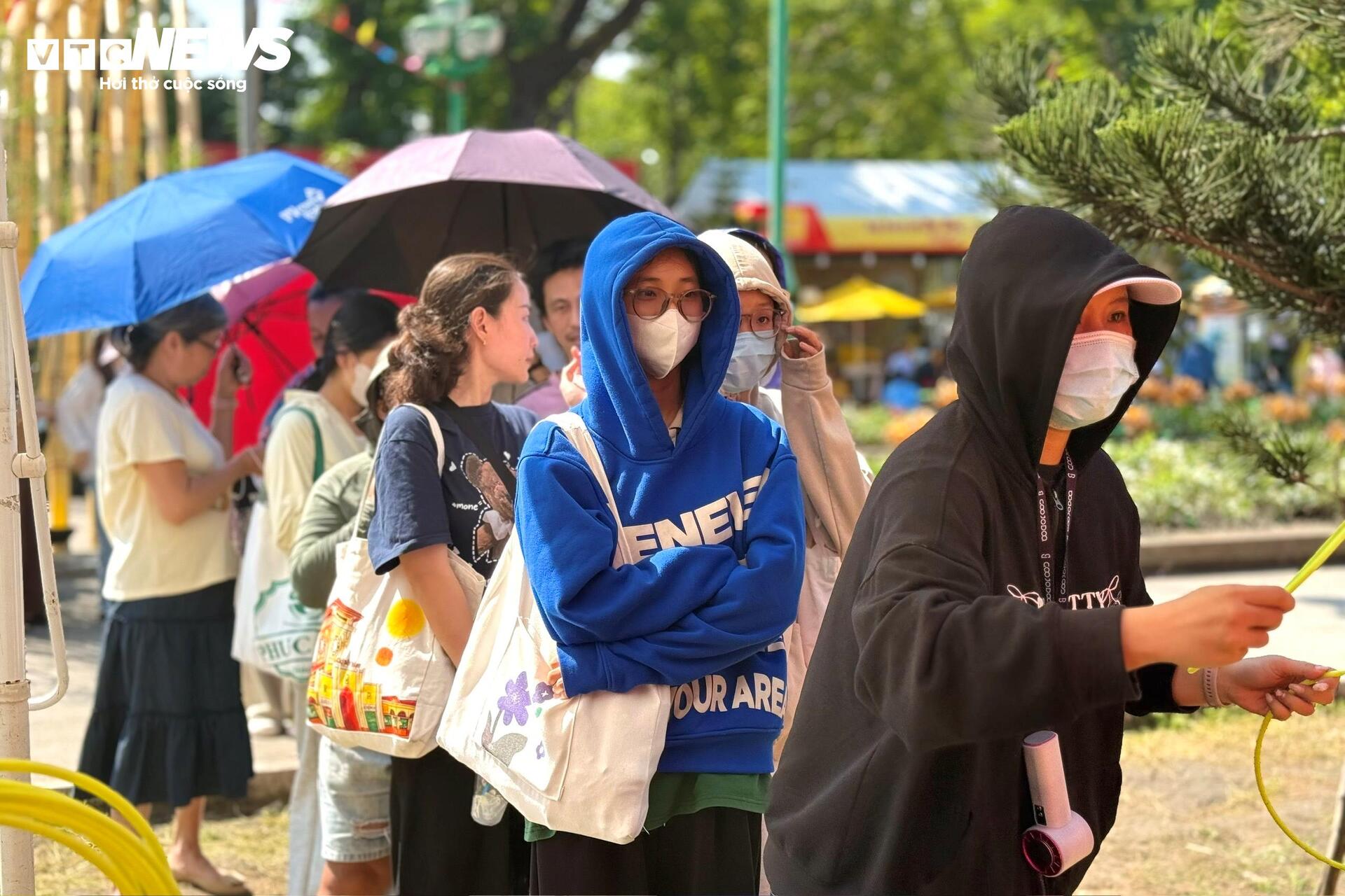 Lễ hội bánh mì Việt Nam đông nghịt người xếp hàng, chờ thưởng thức - 8