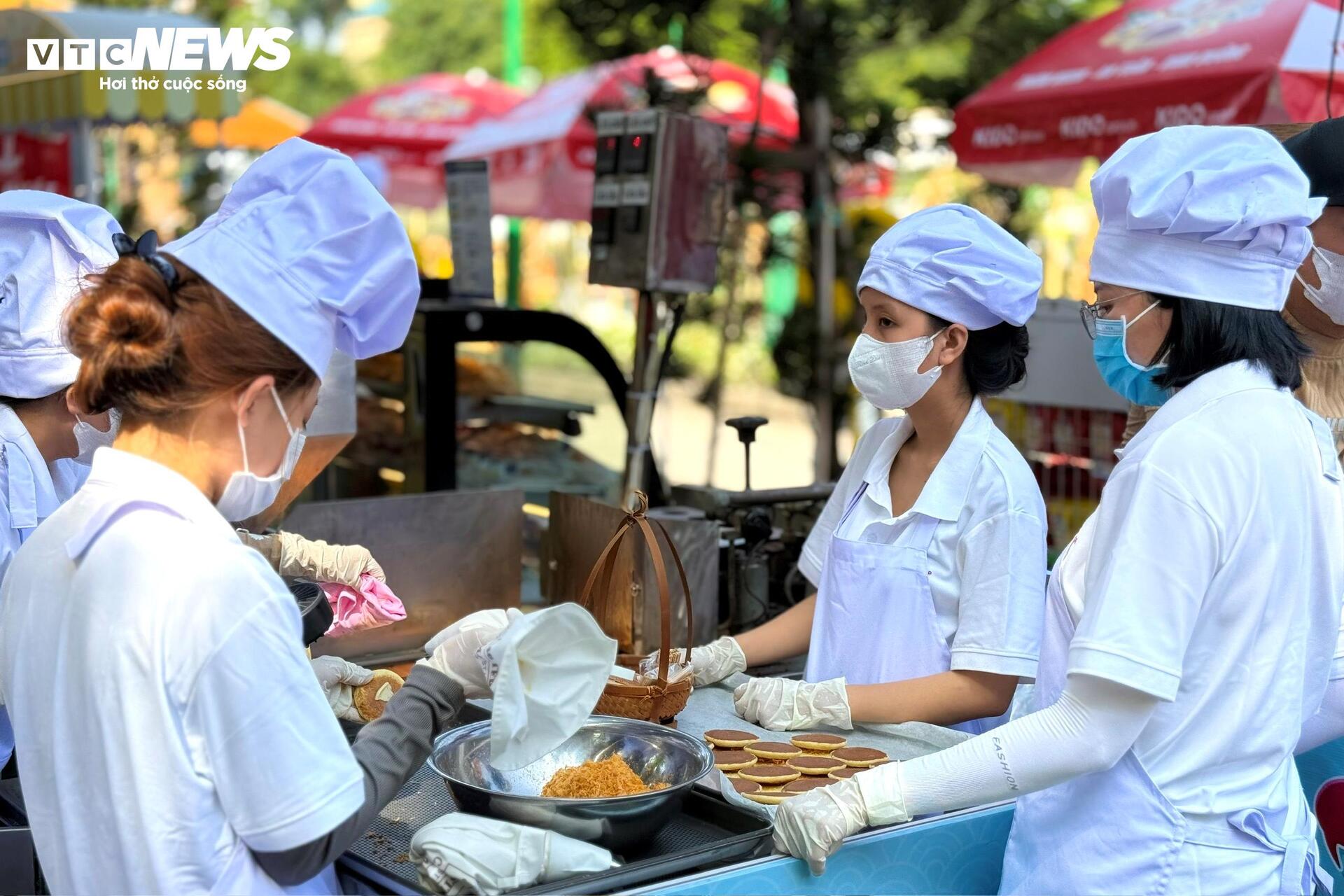 Lễ hội bánh mì Việt Nam đông nghịt người xếp hàng, chờ thưởng thức - 18