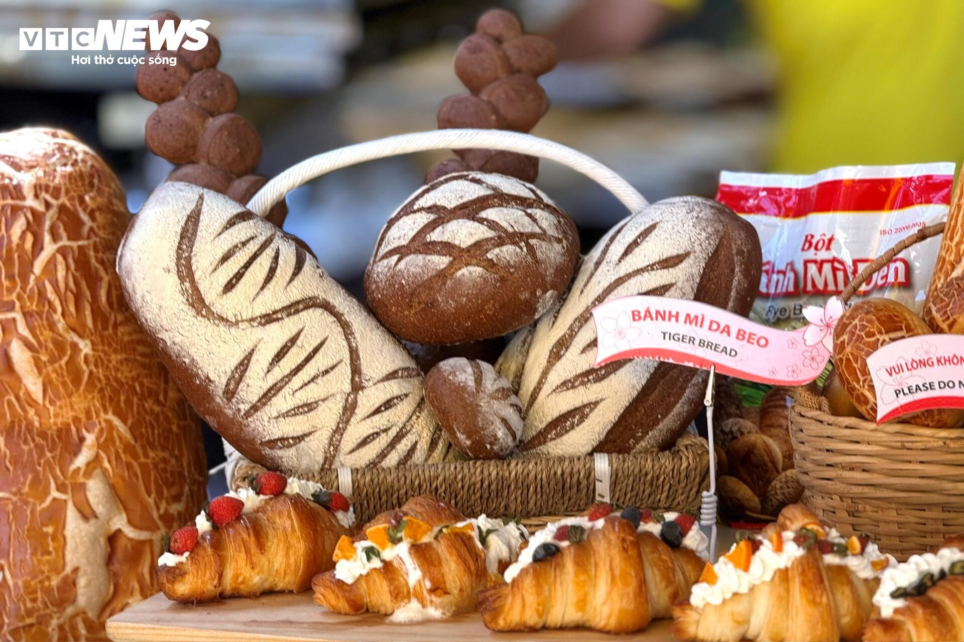 Lễ hội bánh mì Việt Nam đông nghịt người xếp hàng, chờ thưởng thức - 14