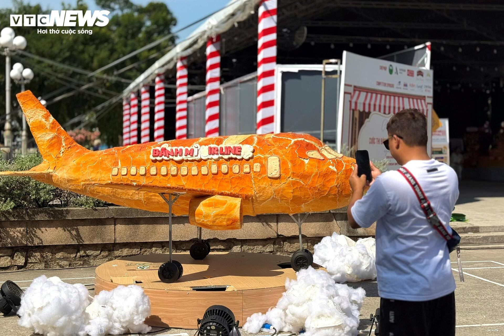 Lễ hội bánh mì Việt Nam đông nghịt người xếp hàng, chờ thưởng thức - 17