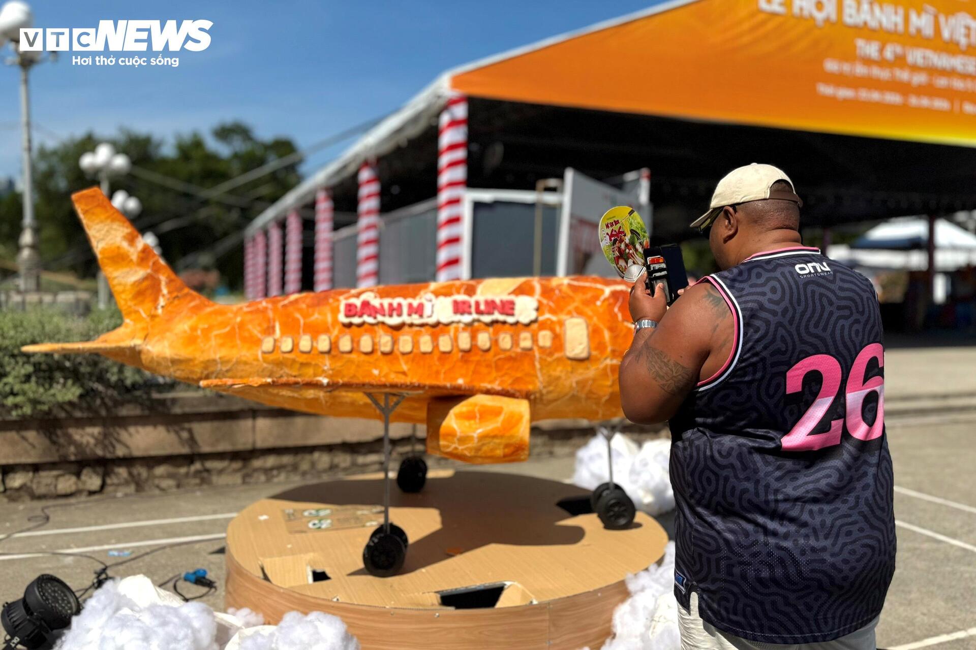 Lễ hội bánh mì Việt Nam đông nghịt người xếp hàng, chờ thưởng thức - 16