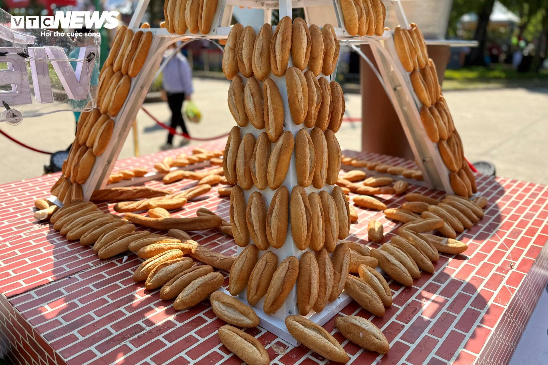 Lễ hội bánh mì Việt Nam đông nghịt người xếp hàng, chờ thưởng thức - 12