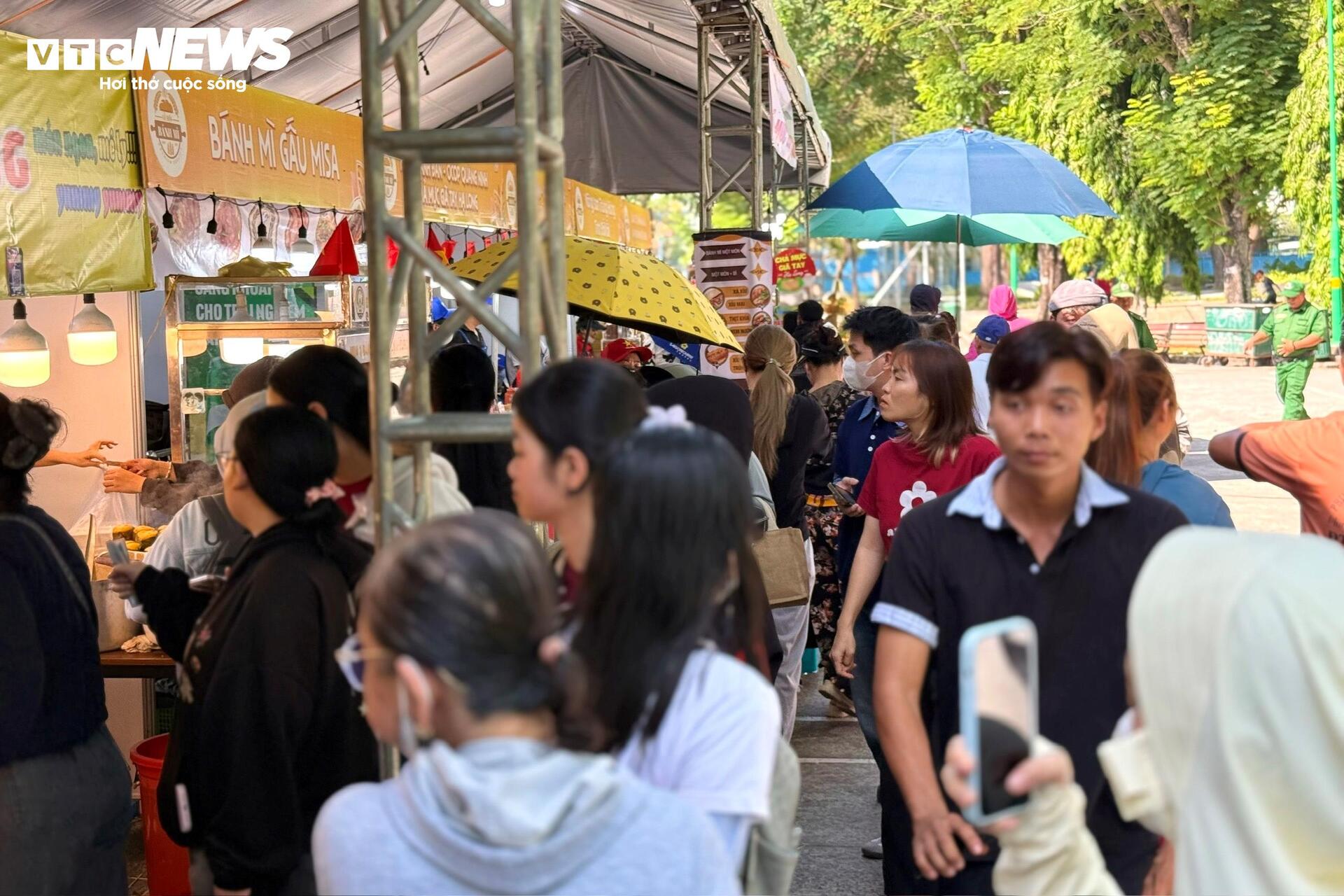 Lễ hội bánh mì Việt Nam đông nghịt người xếp hàng, chờ thưởng thức - 22