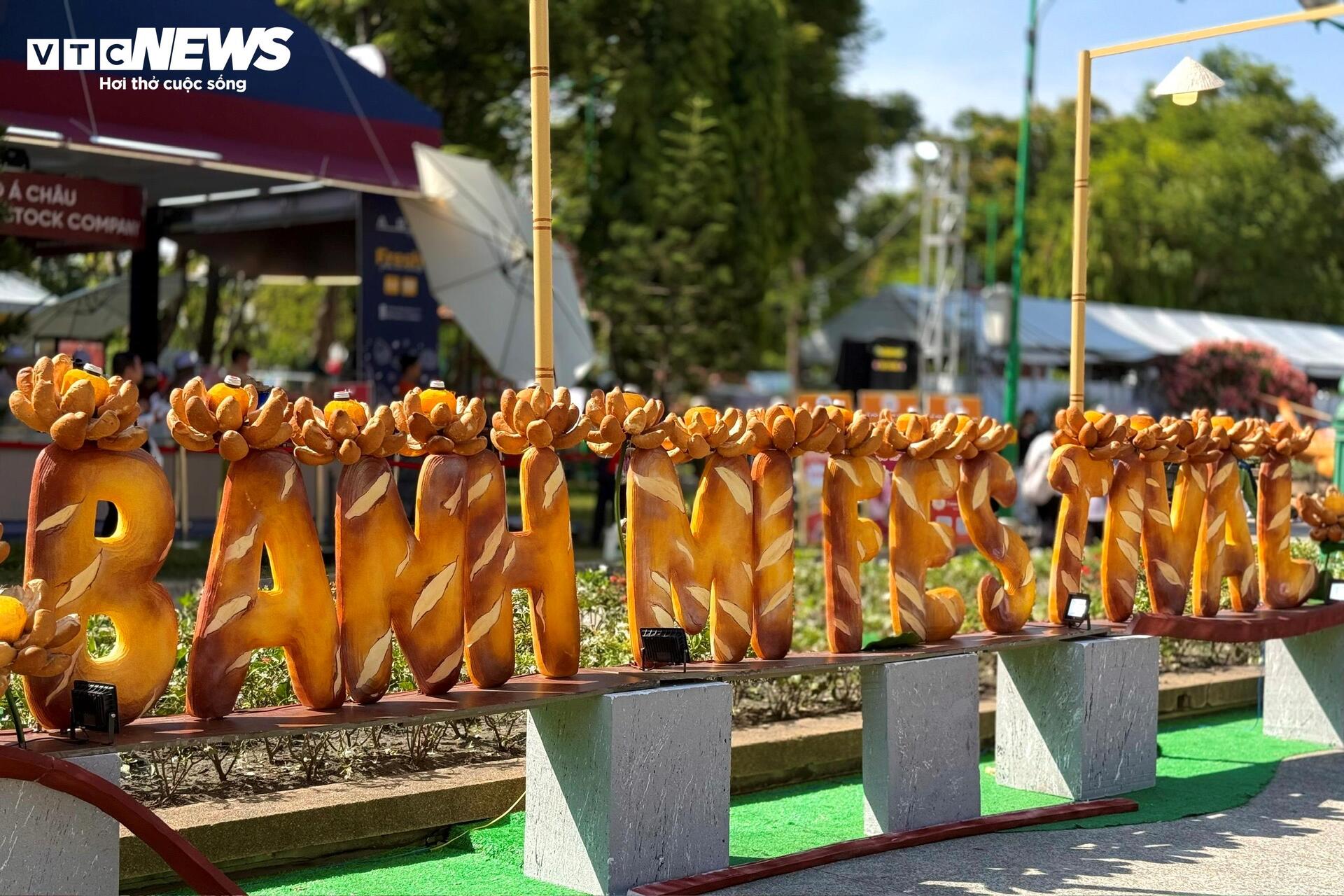 Lễ hội bánh mì Việt Nam đông nghịt người xếp hàng, chờ thưởng thức - 2