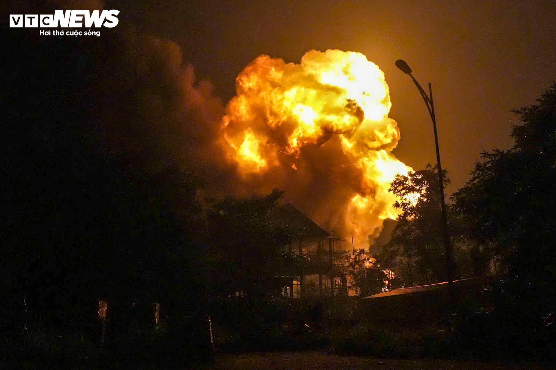 Hiện trường vụ cháy kho xưởng ở Hà Nội, hơn 3 giờ vẫn chưa dập được lửa - 12