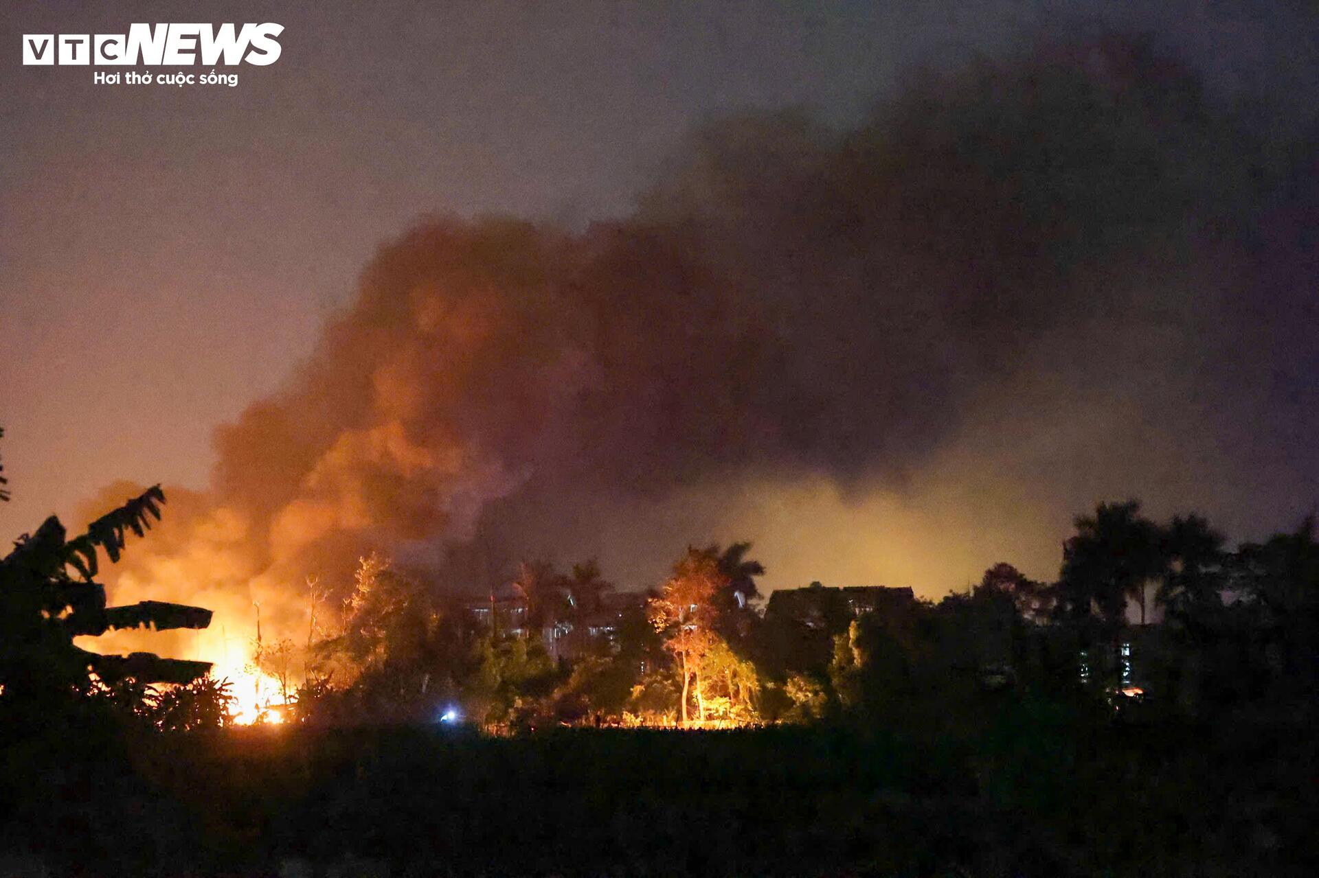 Hiện trường vụ cháy kho xưởng ở Hà Nội, hơn 3 giờ vẫn chưa dập được lửa - 4