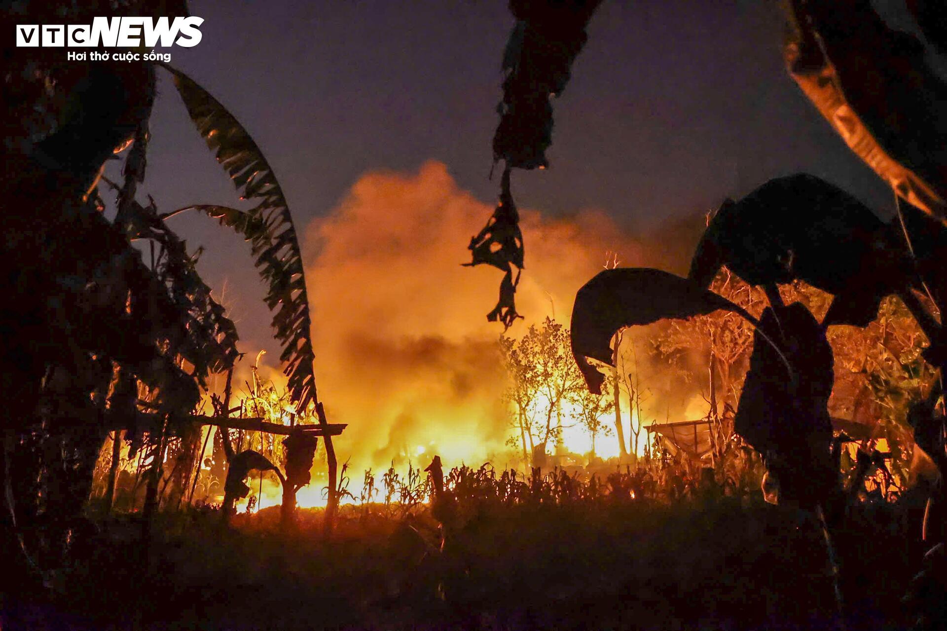 Hiện trường vụ cháy kho xưởng ở Hà Nội, hơn 3 giờ vẫn chưa dập được lửa - 5