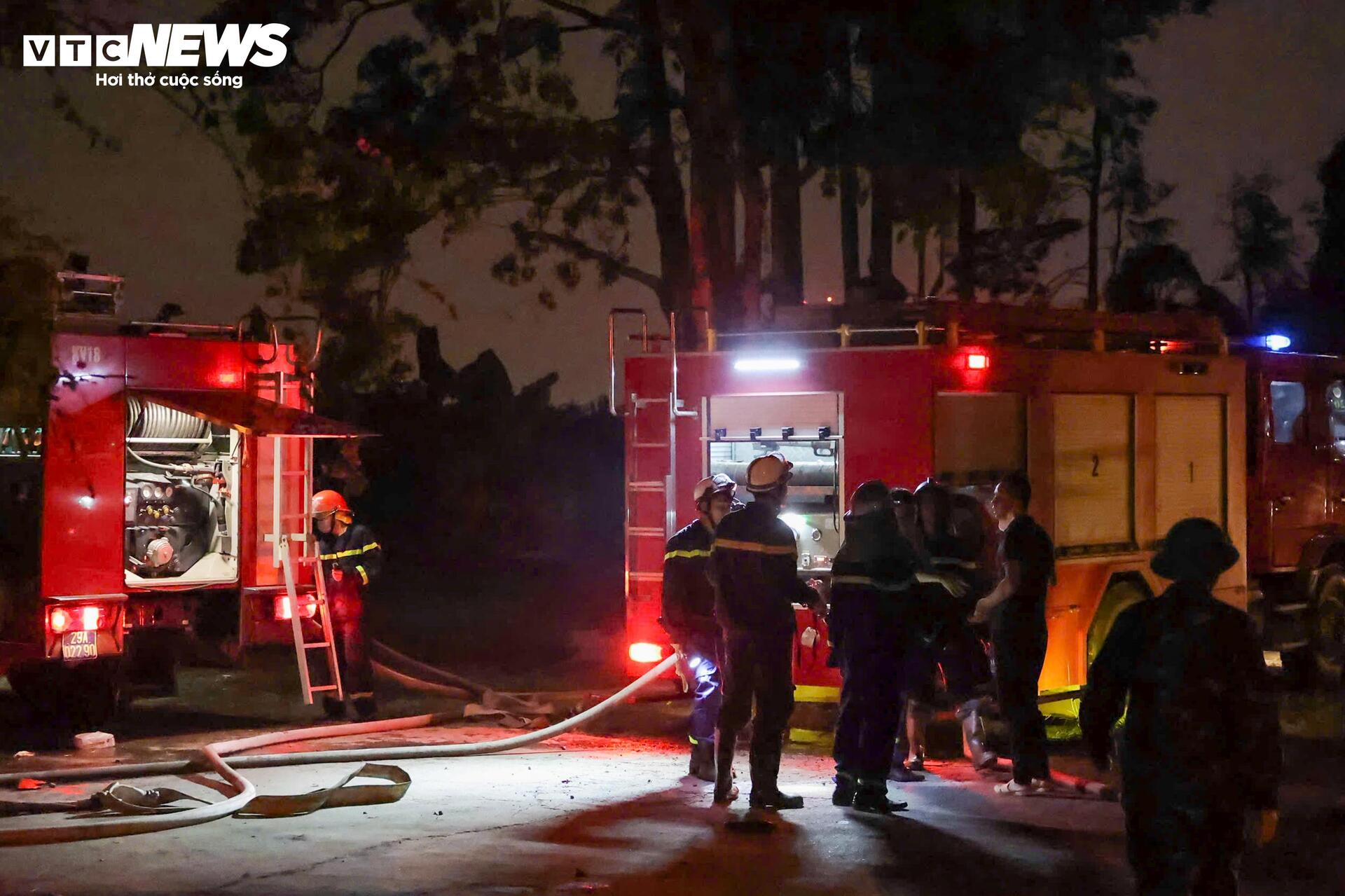 Hiện trường vụ cháy kho xưởng ở Hà Nội, hơn 3 giờ vẫn chưa dập được lửa - 9