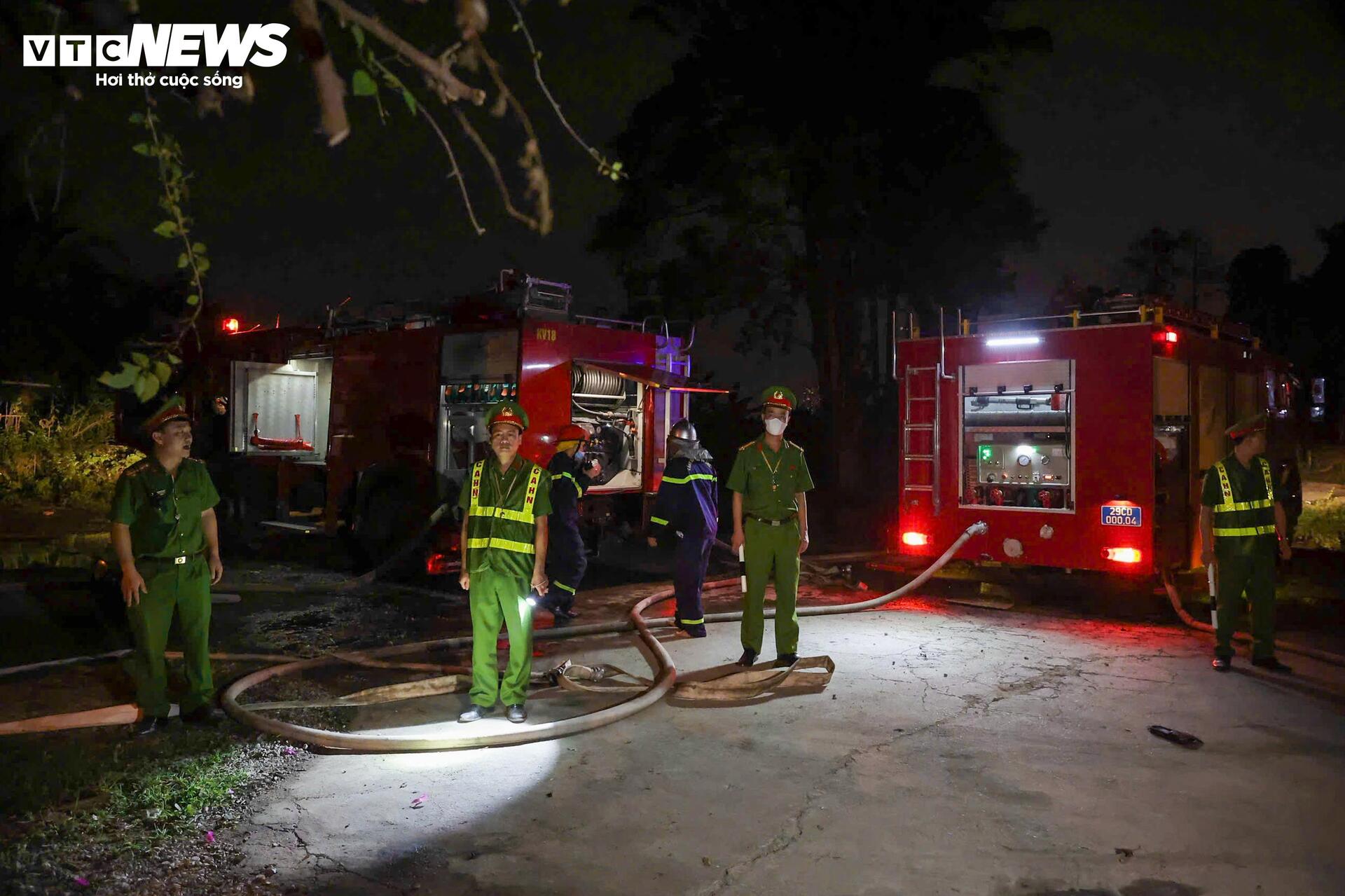 Hiện trường vụ cháy kho xưởng ở Hà Nội, hơn 3 giờ vẫn chưa dập được lửa - 8