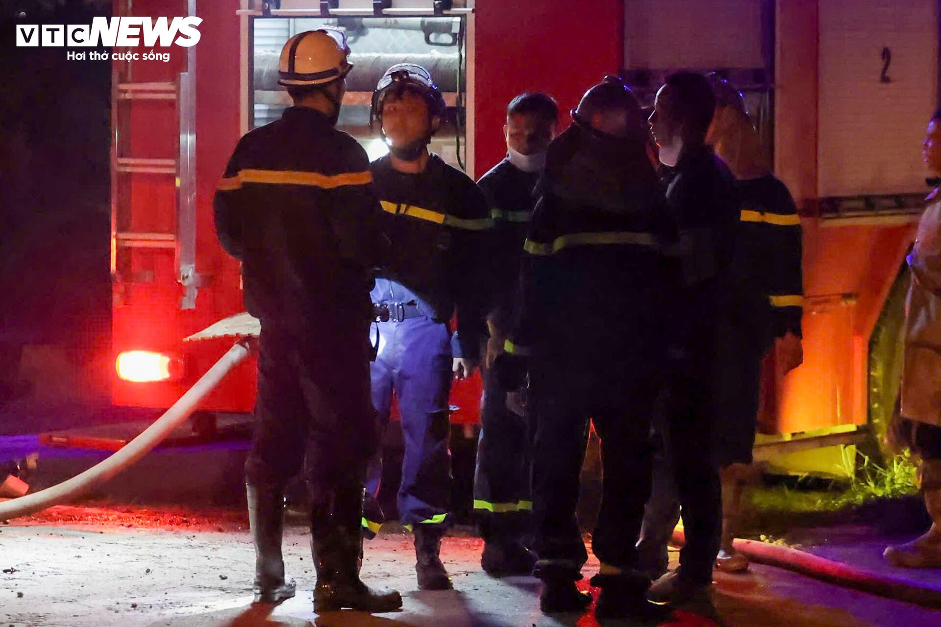 Hiện trường vụ cháy kho xưởng ở Hà Nội, hơn 3 giờ vẫn chưa dập được lửa - 10