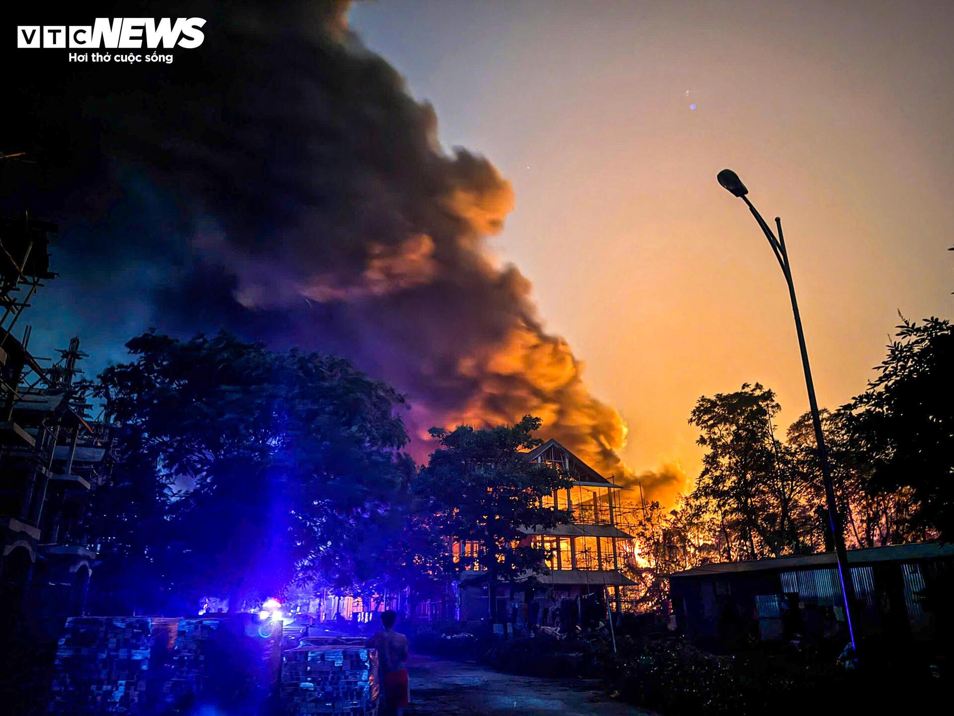 Hiện trường vụ cháy kho xưởng ở Hà Nội, hơn 3 giờ vẫn chưa dập được lửa - 1