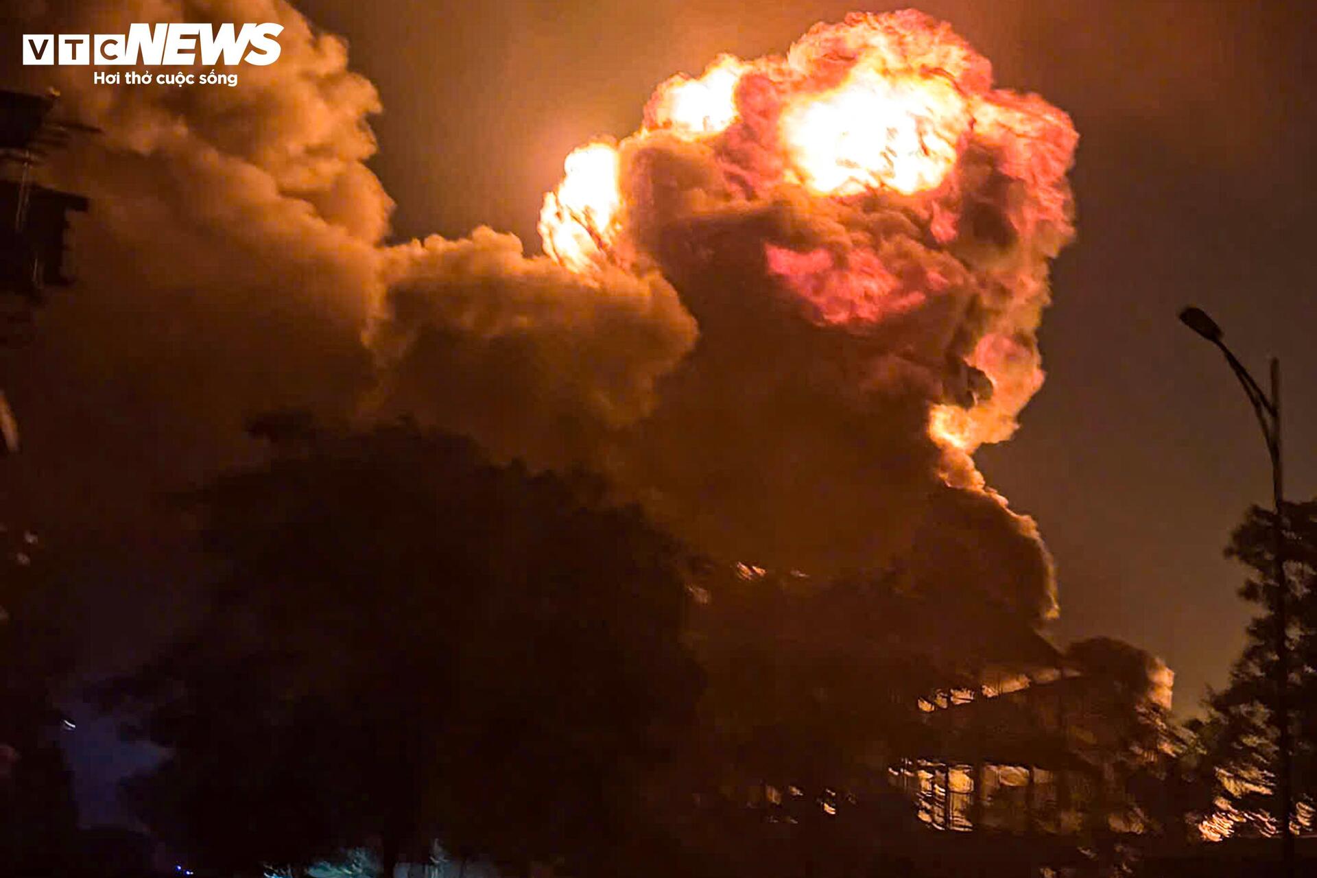 Hiện trường vụ cháy kho xưởng ở Hà Nội, hơn 3 giờ vẫn chưa dập được lửa - 2