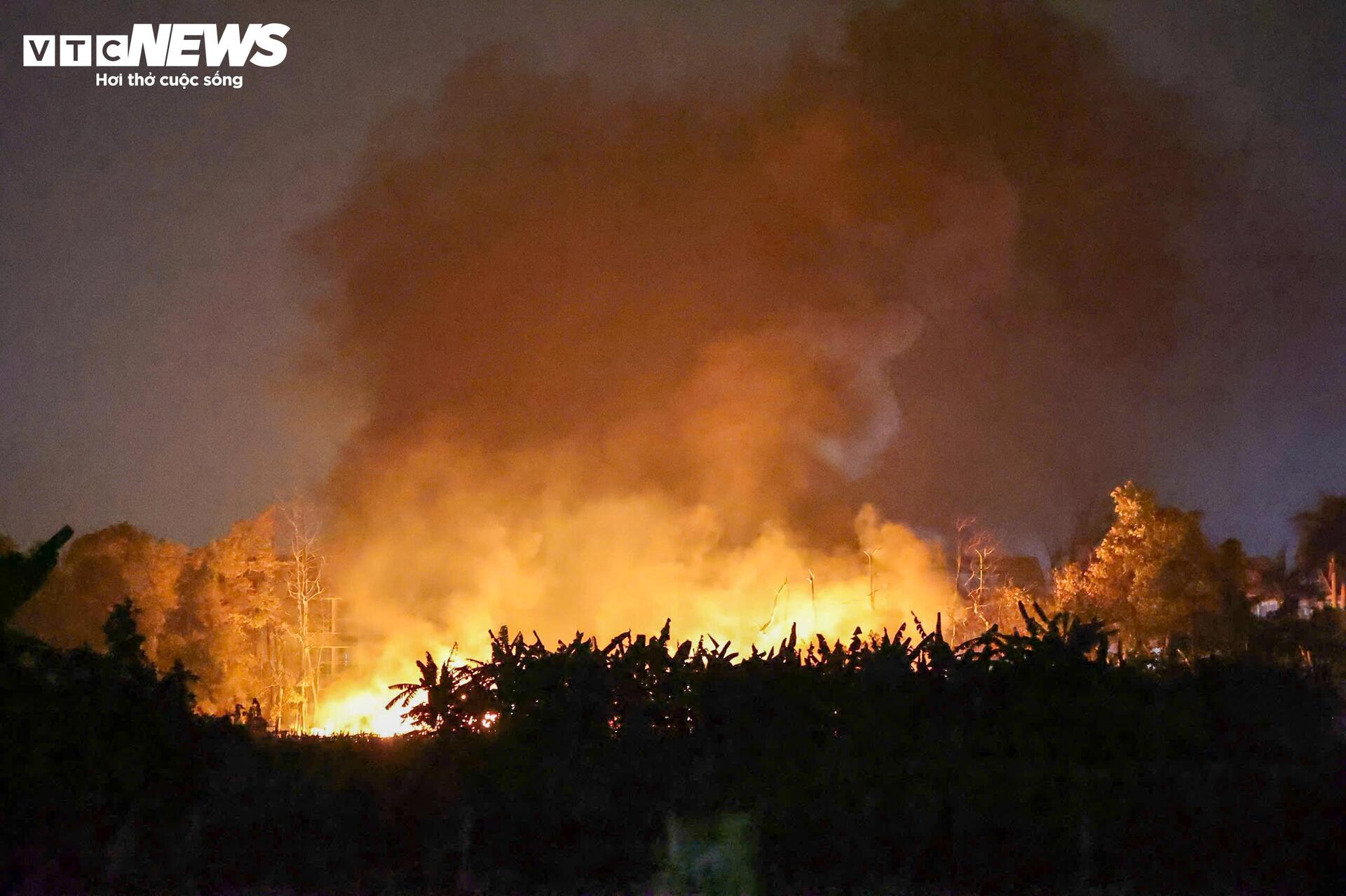 Hiện trường vụ cháy kho xưởng ở Hà Nội, hơn 3 giờ vẫn chưa dập được lửa - 3