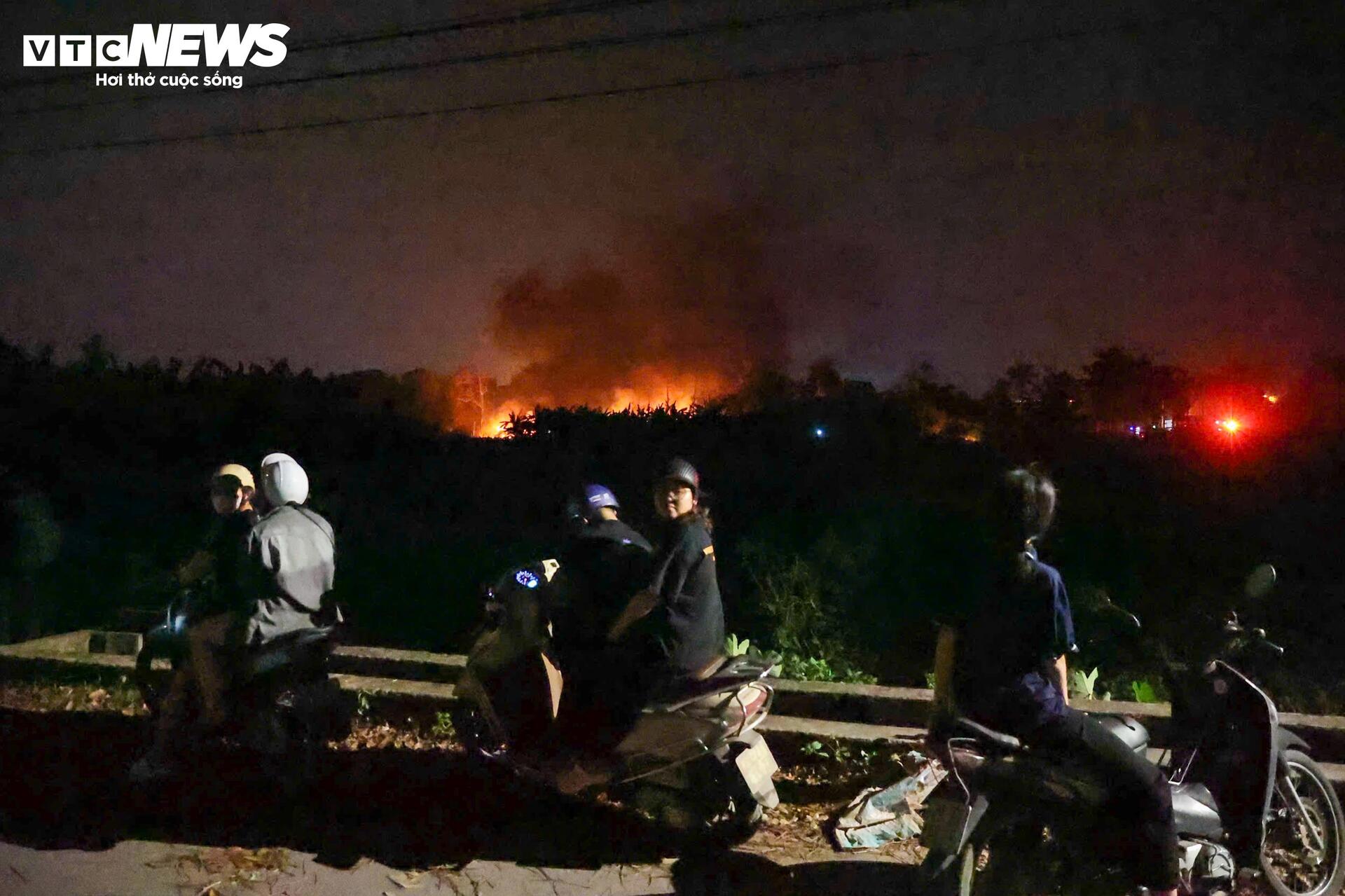 Hiện trường vụ cháy kho xưởng ở Hà Nội, hơn 3 giờ vẫn chưa dập được lửa - 6