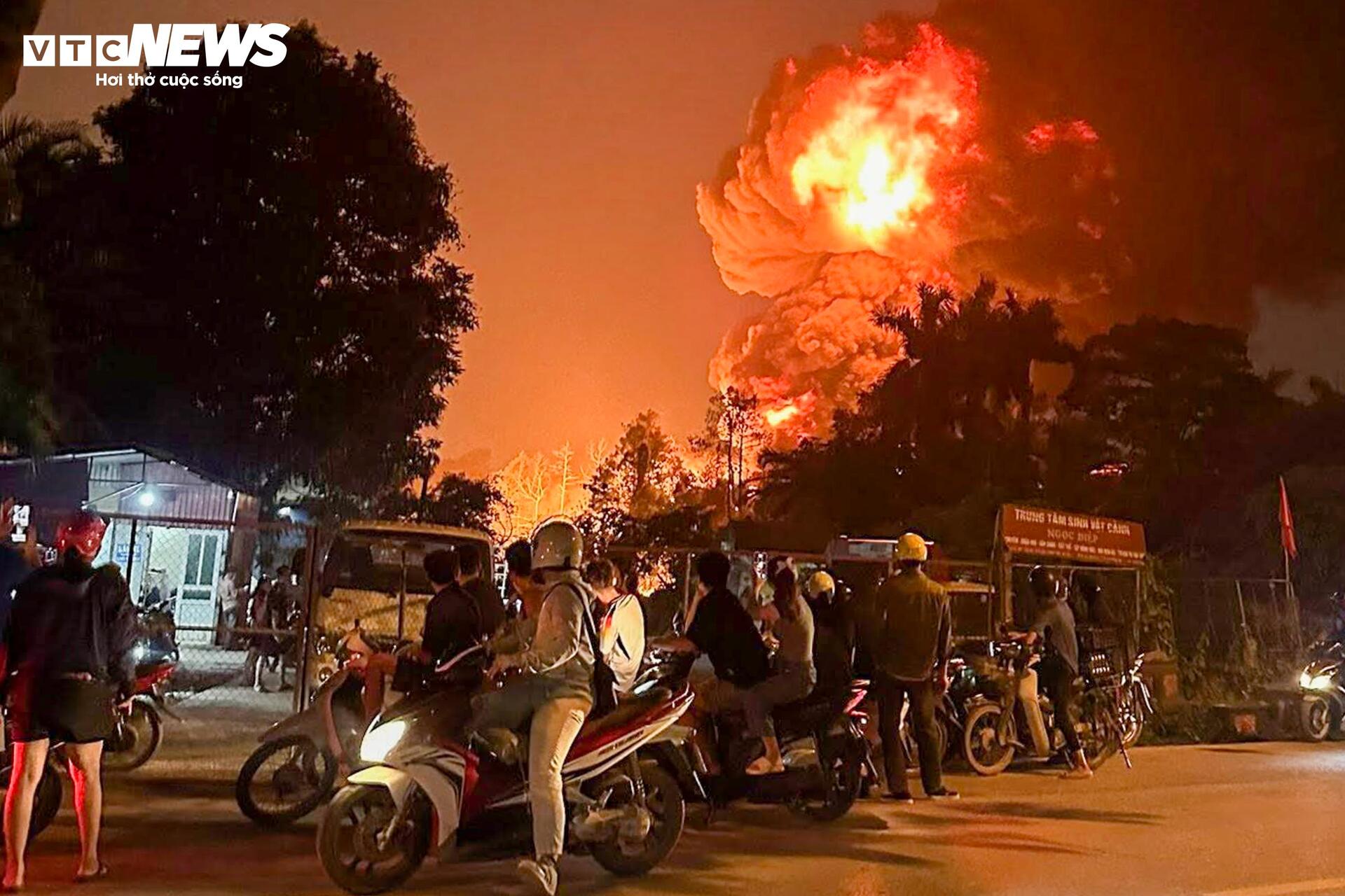 Hiện trường vụ cháy kho xưởng ở Hà Nội, hơn 3 giờ vẫn chưa dập được lửa - 7