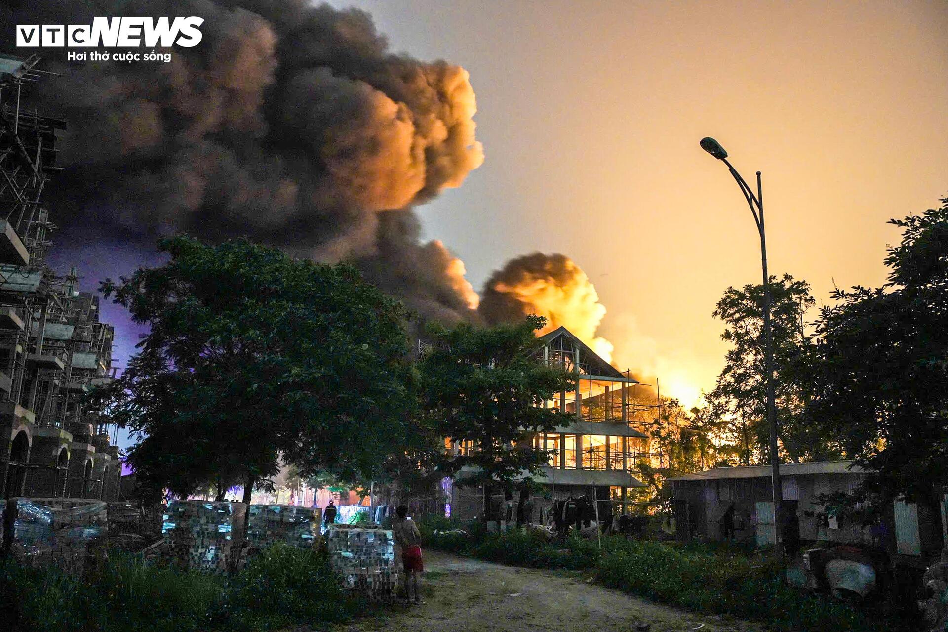 Hiện trường vụ cháy kho xưởng ở Hà Nội, hơn 3 giờ vẫn chưa dập được lửa - 11