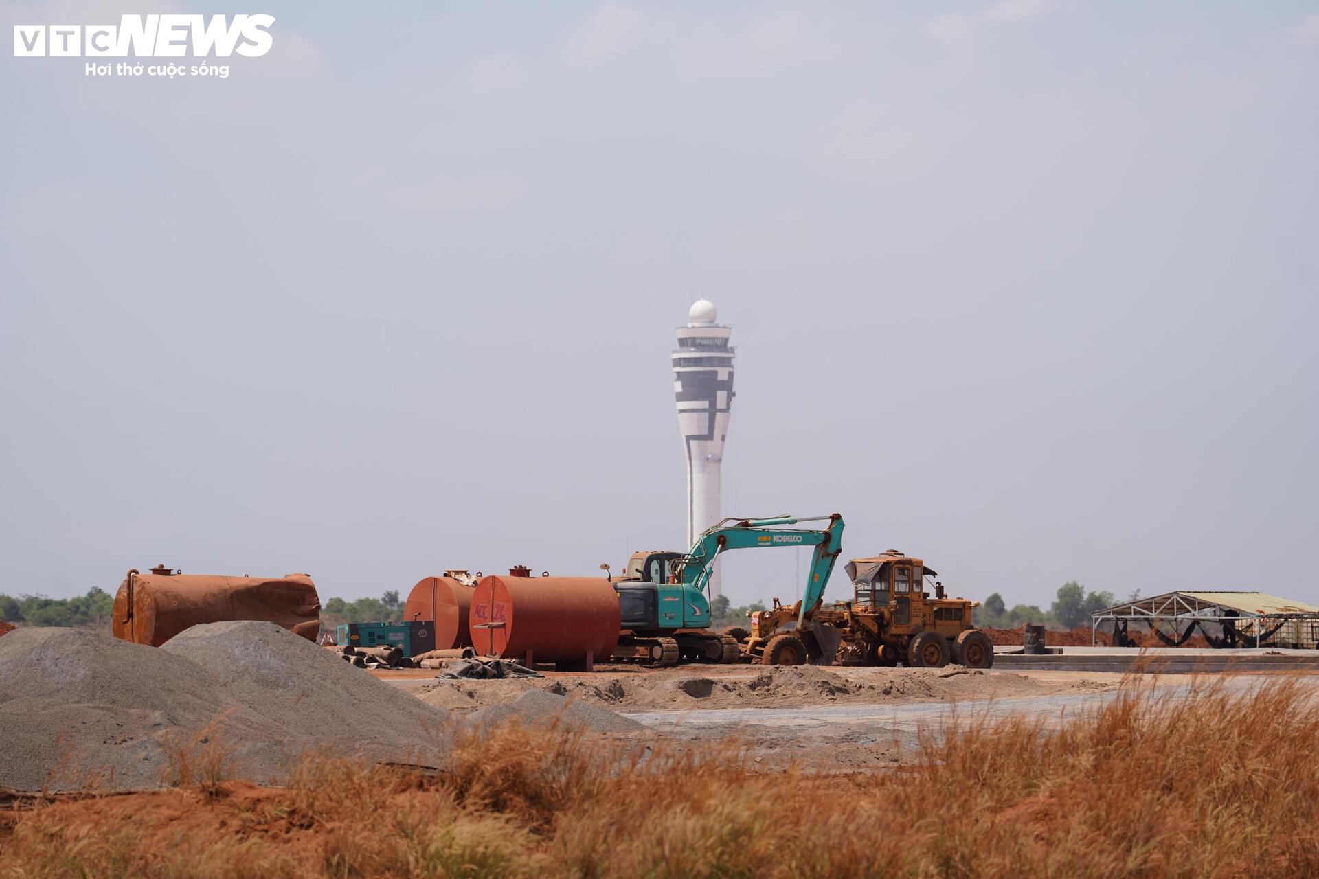 Cận cảnh sân bay Long Thành ngổn ngang, công nhân thưa thớt - 10