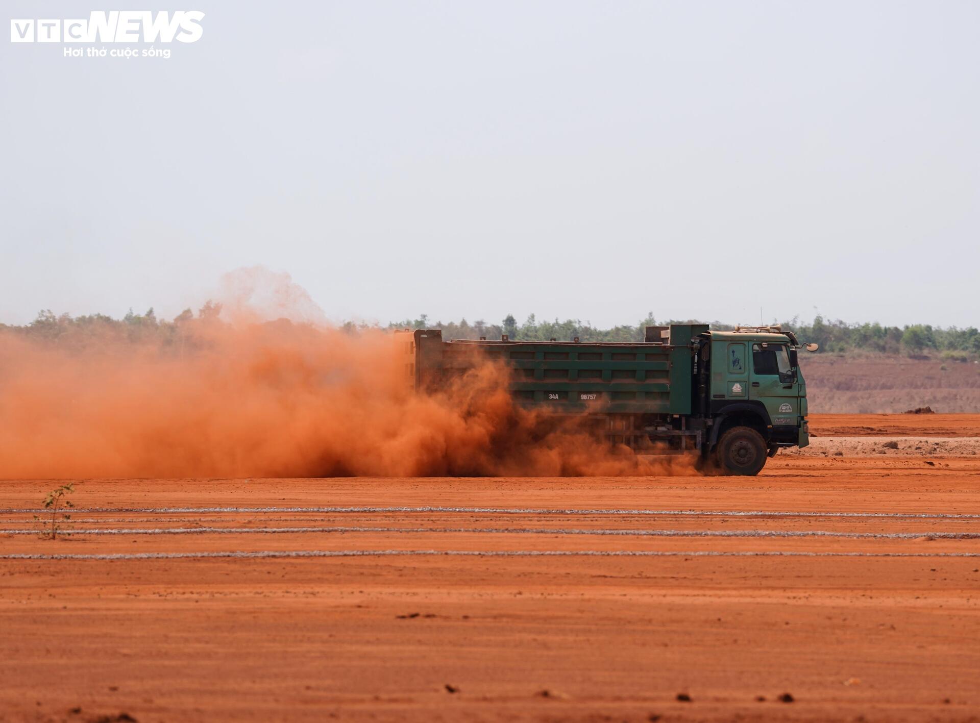 Cận cảnh sân bay Long Thành ngổn ngang, công nhân thưa thớt - 4