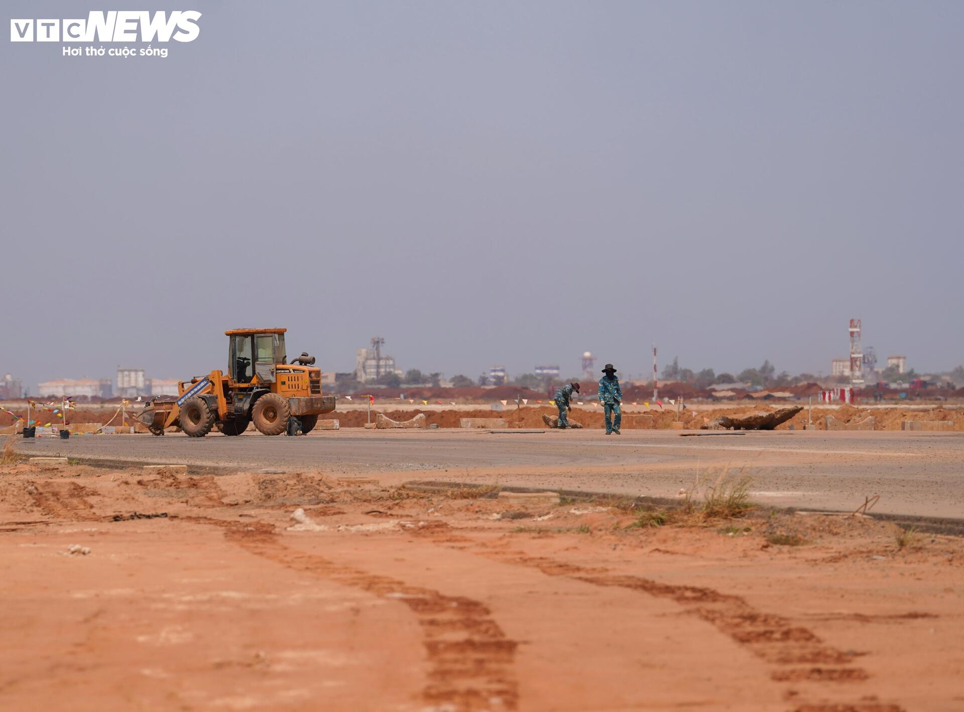 Cận cảnh sân bay Long Thành ngổn ngang, công nhân thưa thớt - 3
