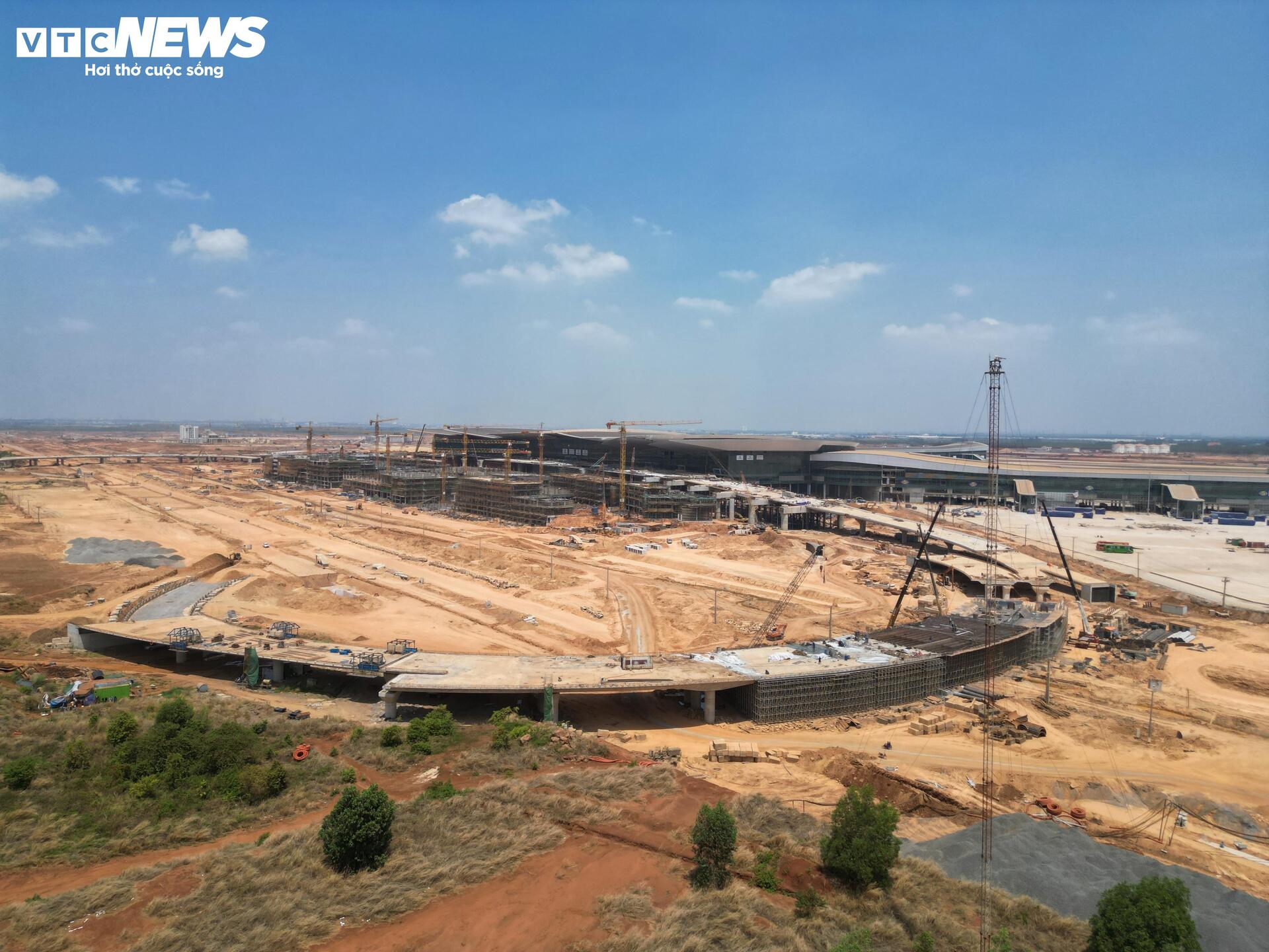 Cận cảnh sân bay Long Thành ngổn ngang, công nhân thưa thớt - 2