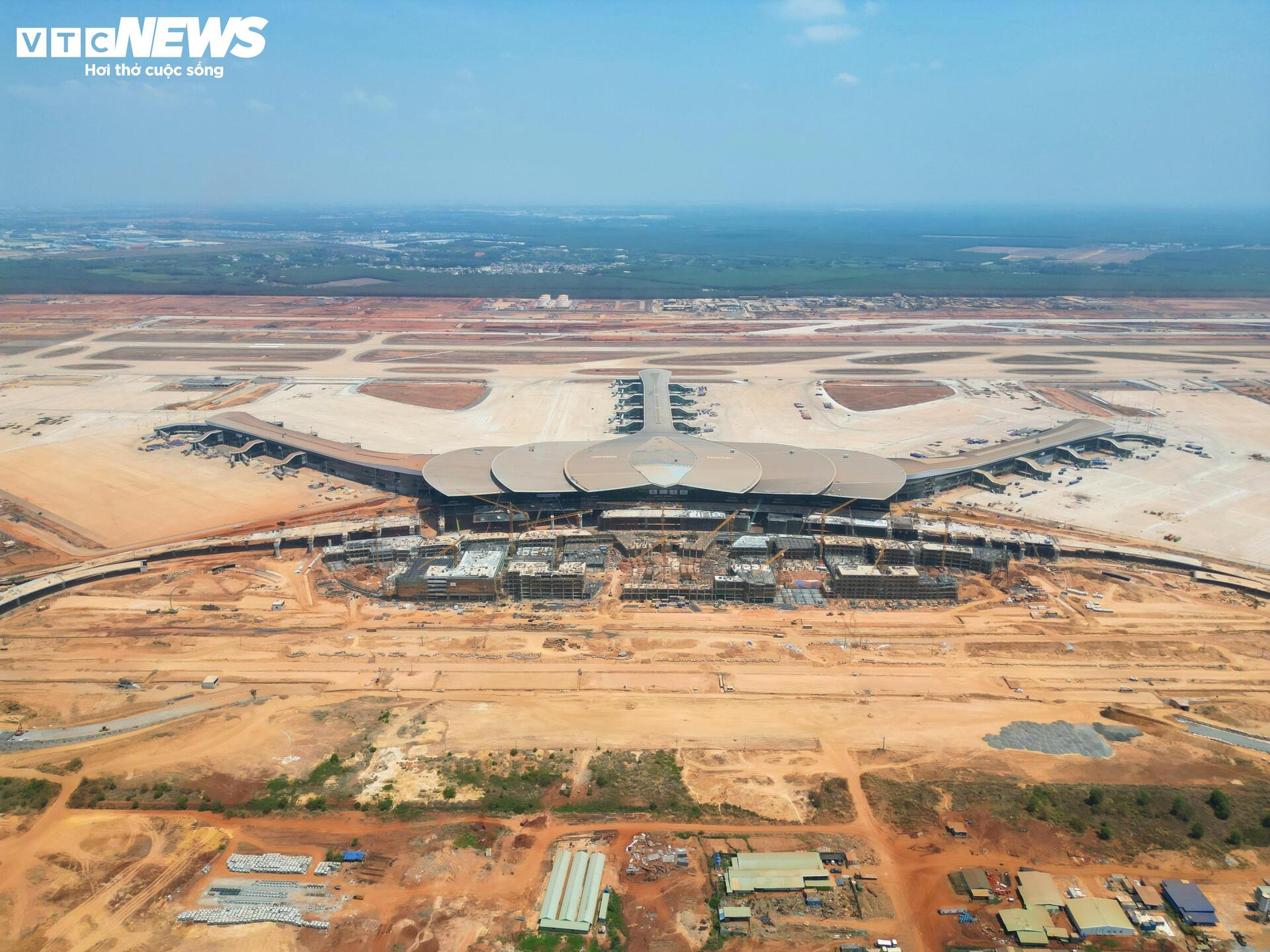 Cận cảnh sân bay Long Thành ngổn ngang, công nhân thưa thớt - 1