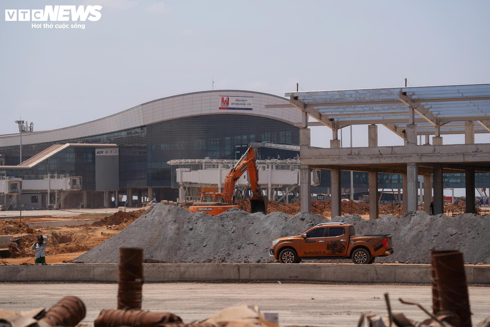 Cận cảnh sân bay Long Thành ngổn ngang, công nhân thưa thớt - 6