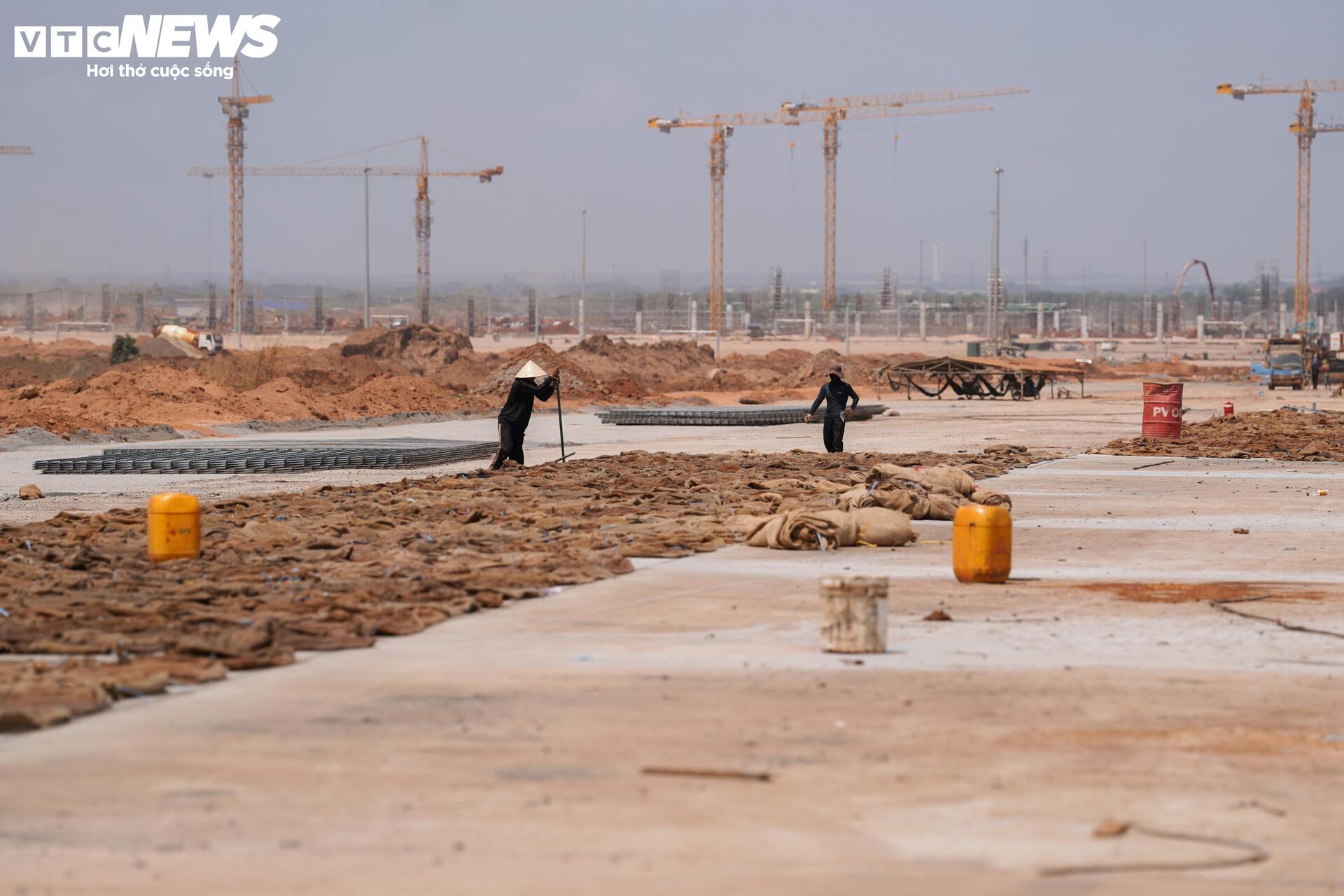 Cận cảnh sân bay Long Thành ngổn ngang, công nhân thưa thớt - 13