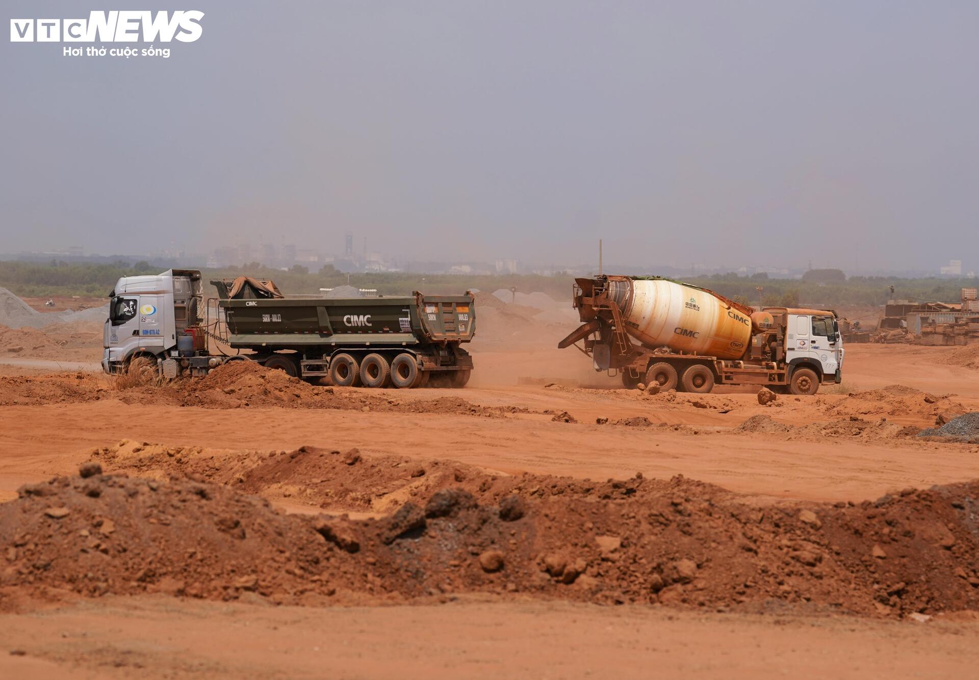 Cận cảnh sân bay Long Thành ngổn ngang, công nhân thưa thớt - 7