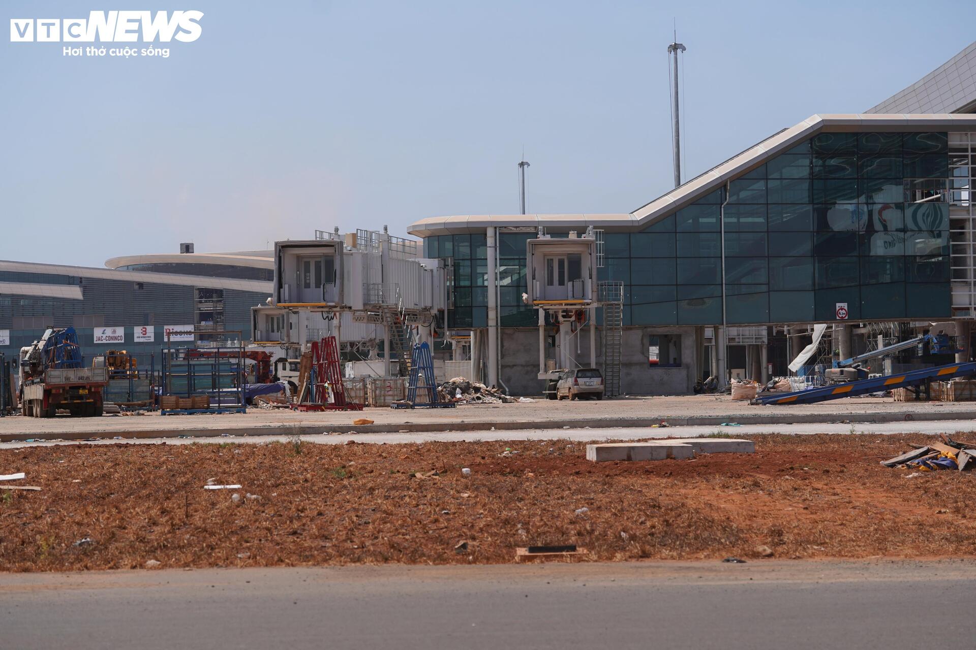 Cận cảnh sân bay Long Thành ngổn ngang, công nhân thưa thớt - 8