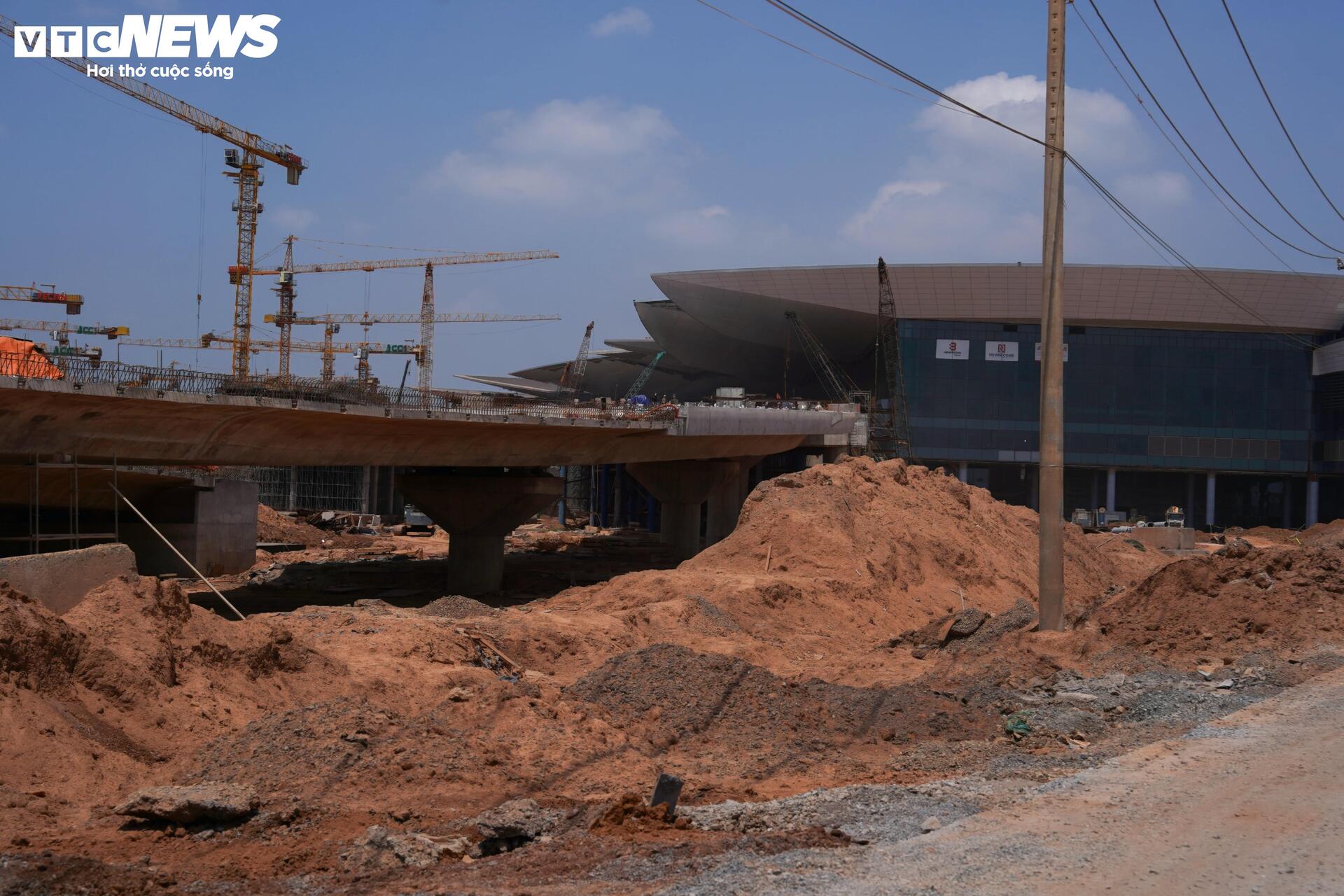 Cận cảnh sân bay Long Thành ngổn ngang, công nhân thưa thớt - 15