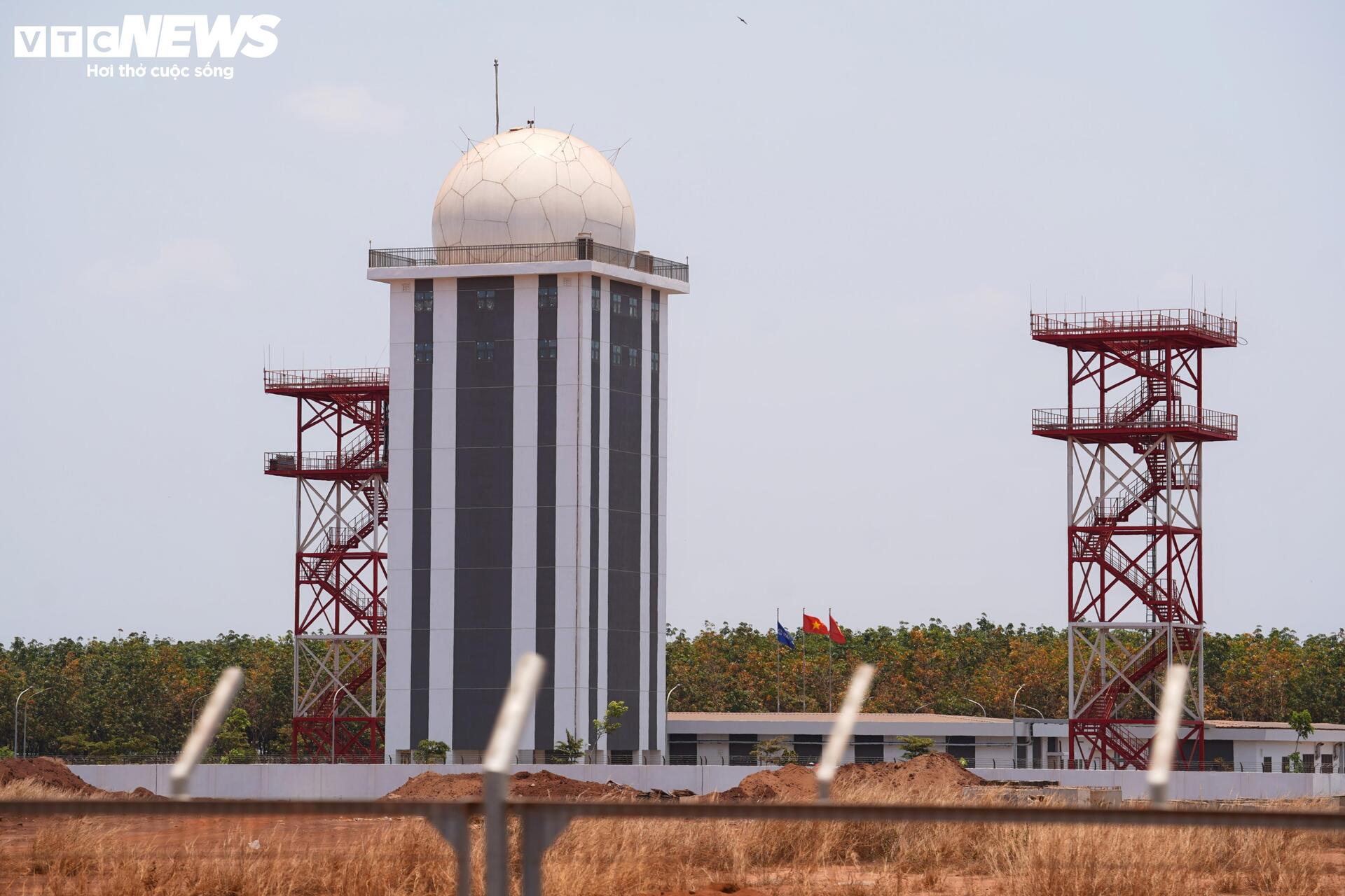 Cận cảnh sân bay Long Thành ngổn ngang, công nhân thưa thớt - 14