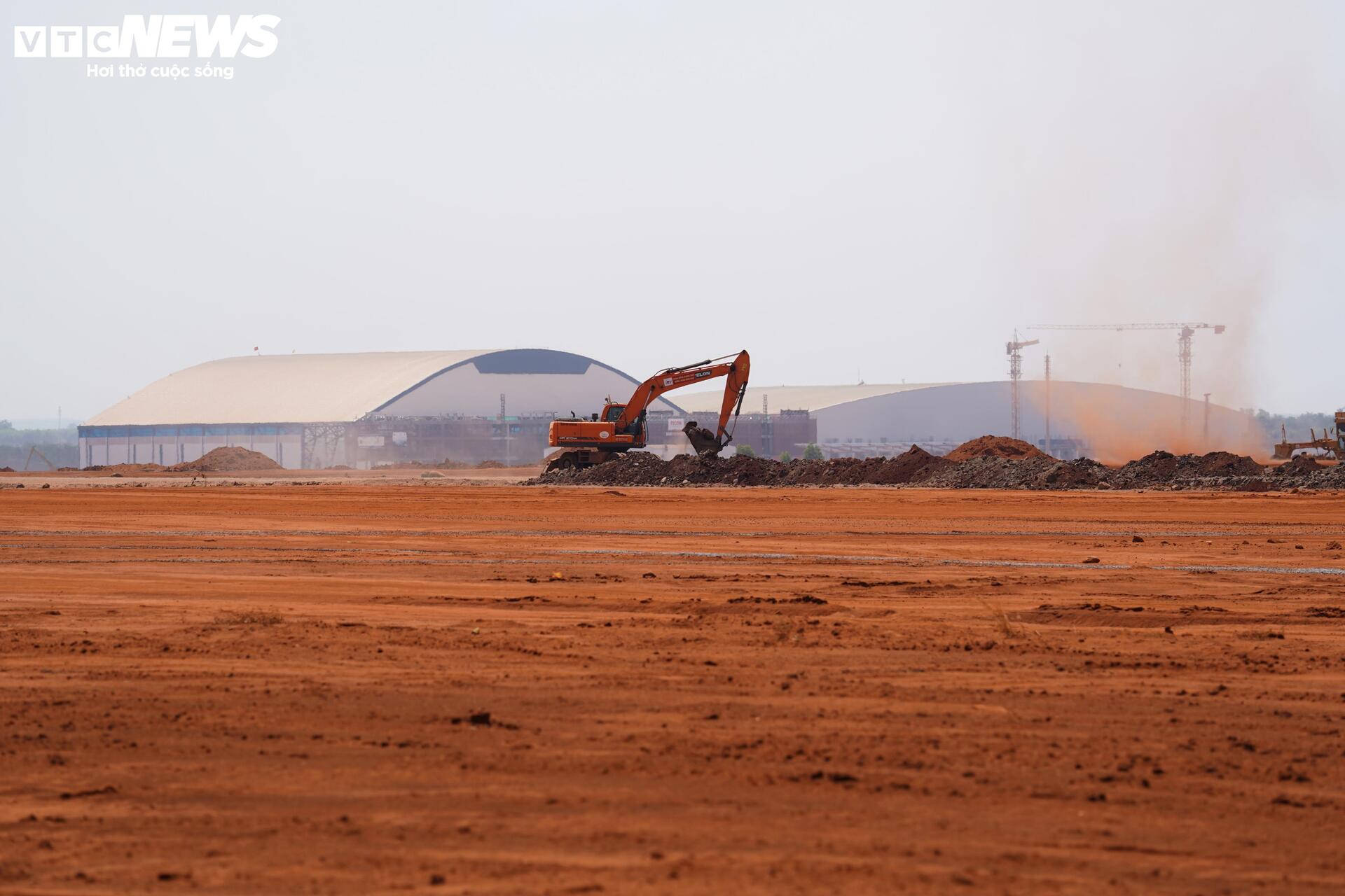 Cận cảnh sân bay Long Thành ngổn ngang, công nhân thưa thớt - 12