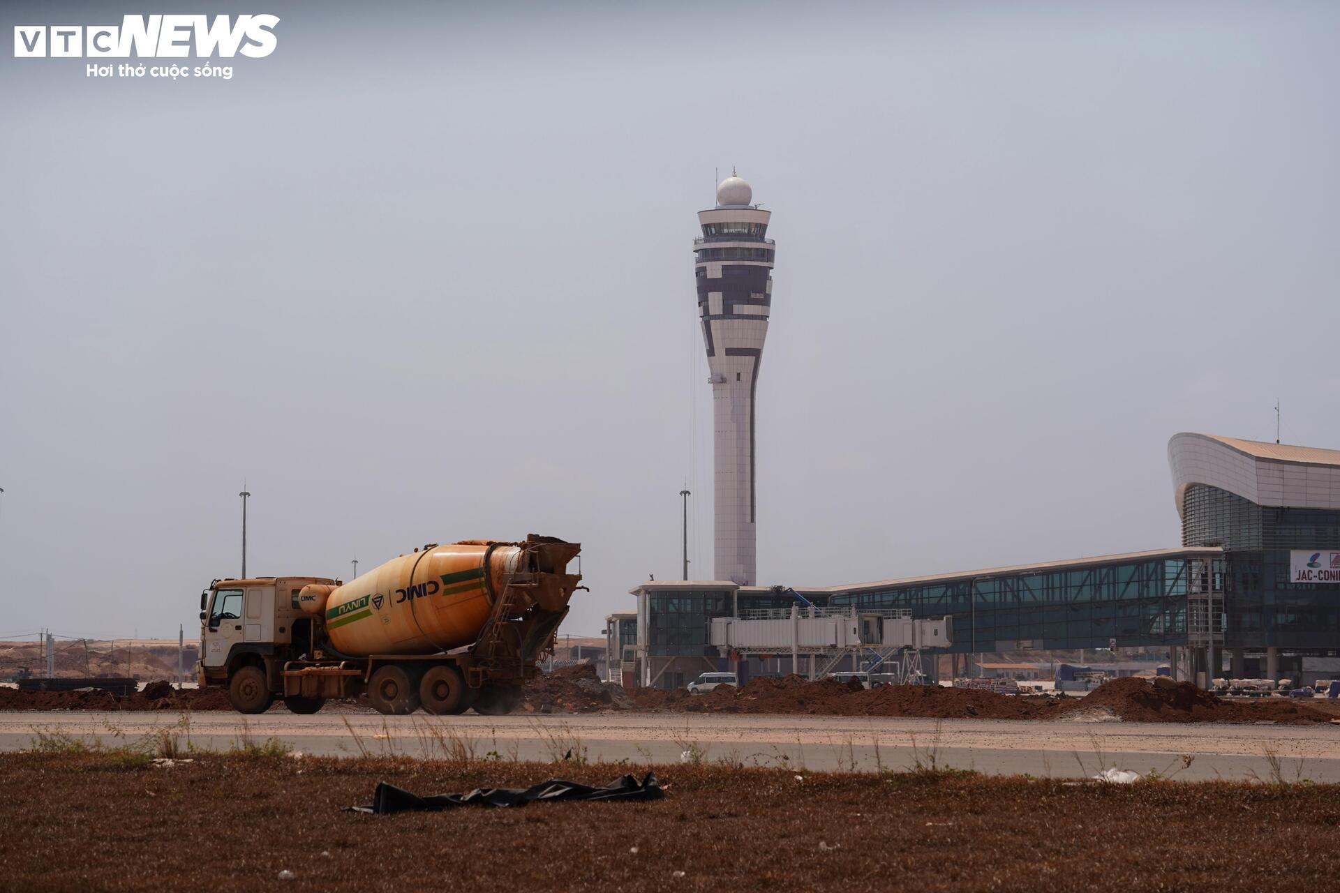 Cận cảnh sân bay Long Thành ngổn ngang, công nhân thưa thớt - 5