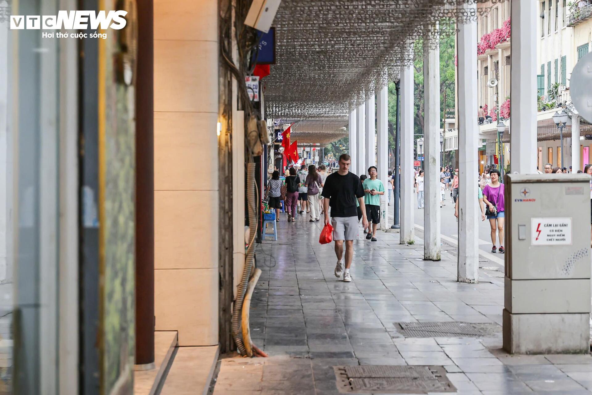 Phố đi bộ Hồ Gươm sạch bóng hàng rong, vỉa hè thông thoáng bất ngờ - 12