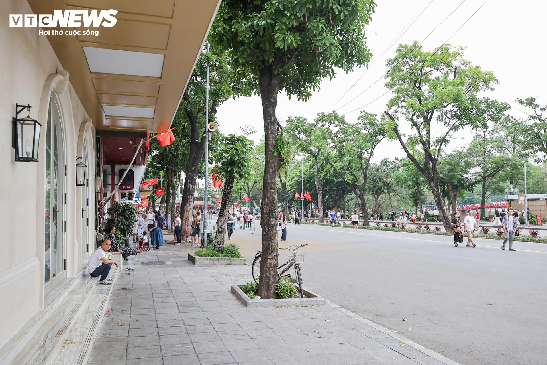 Phố đi bộ Hồ Gươm sạch bóng hàng rong, vỉa hè thông thoáng bất ngờ - 15