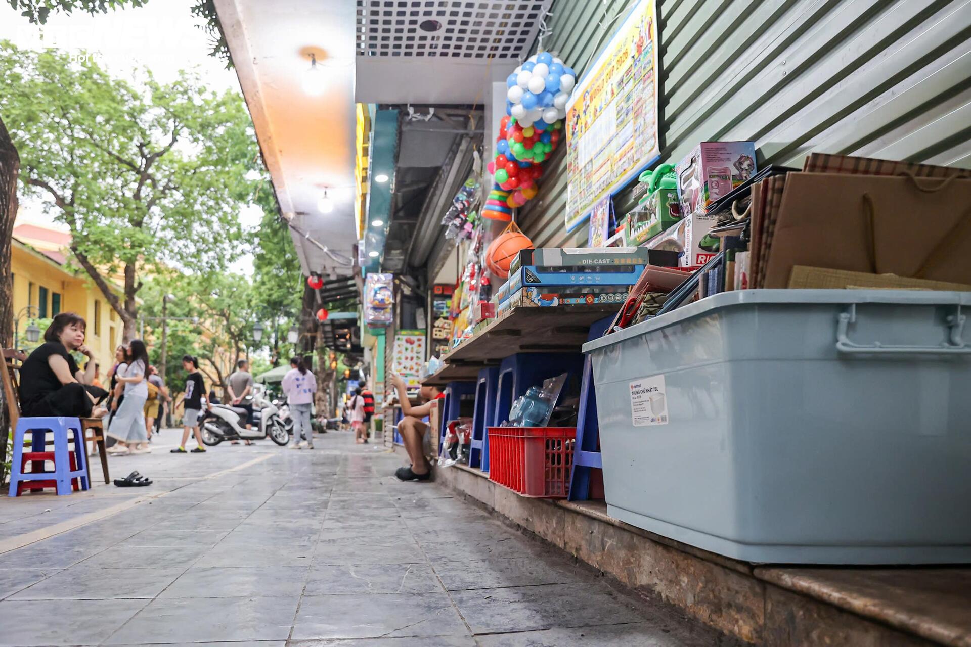 Phố đi bộ Hồ Gươm sạch bóng hàng rong, vỉa hè thông thoáng bất ngờ - 13