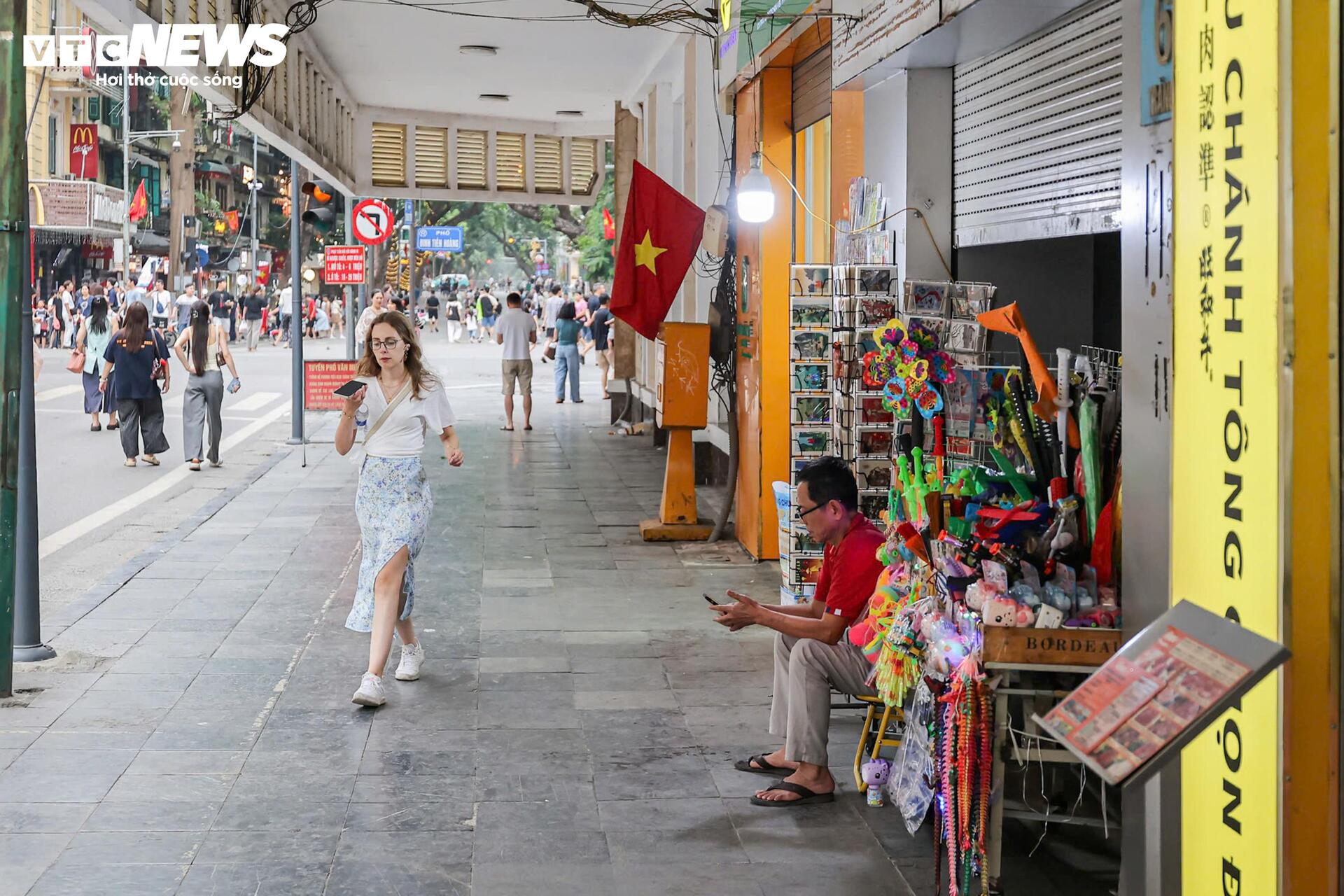 Phố đi bộ Hồ Gươm sạch bóng hàng rong, vỉa hè thông thoáng bất ngờ - 14
