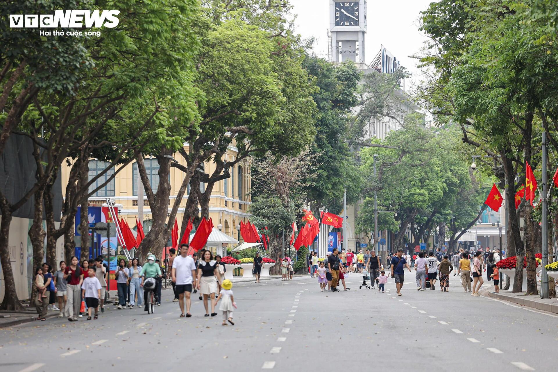 Phố đi bộ Hồ Gươm sạch bóng hàng rong, vỉa hè thông thoáng bất ngờ - 16