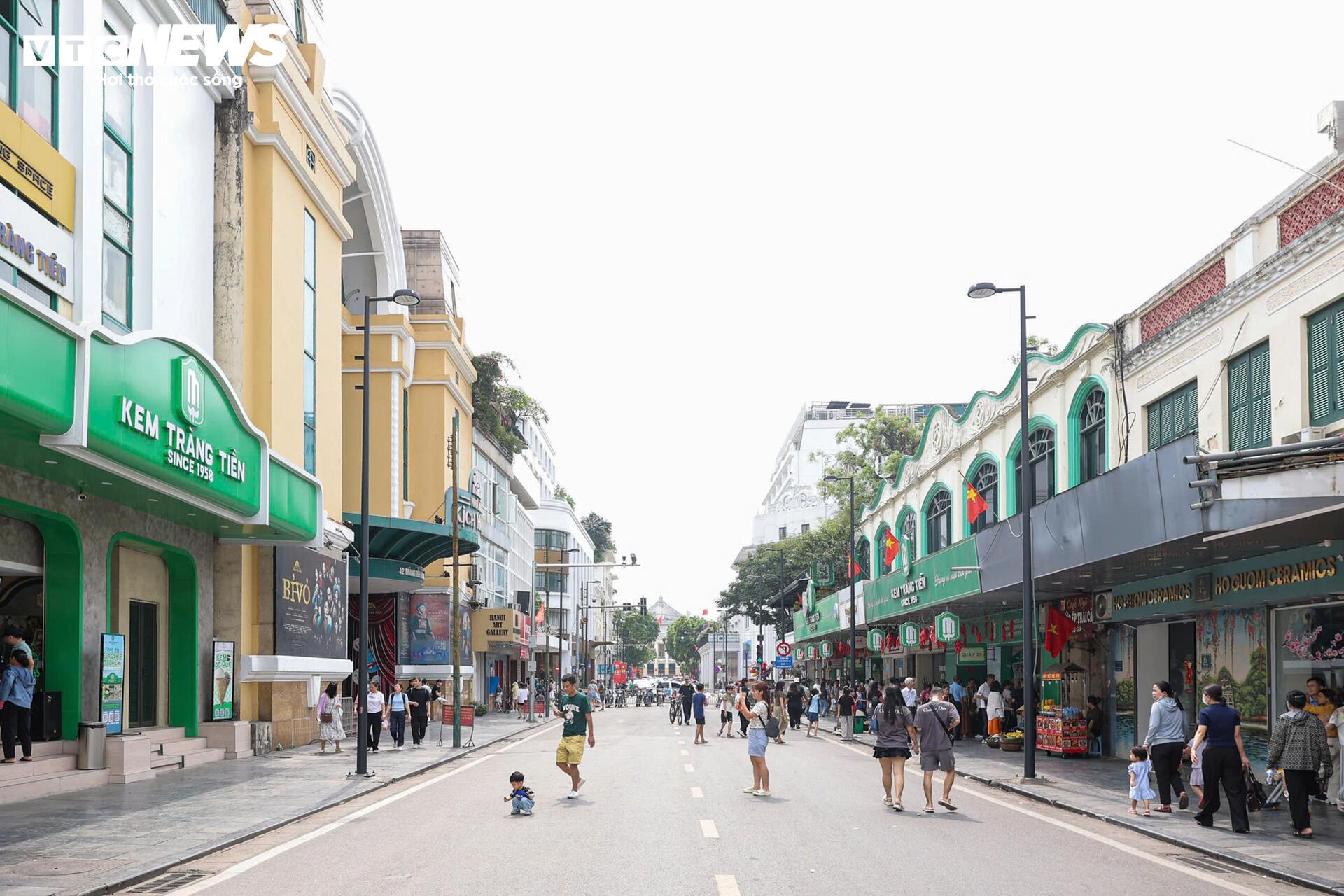 Phố đi bộ Hồ Gươm sạch bóng hàng rong, vỉa hè thông thoáng bất ngờ - 17