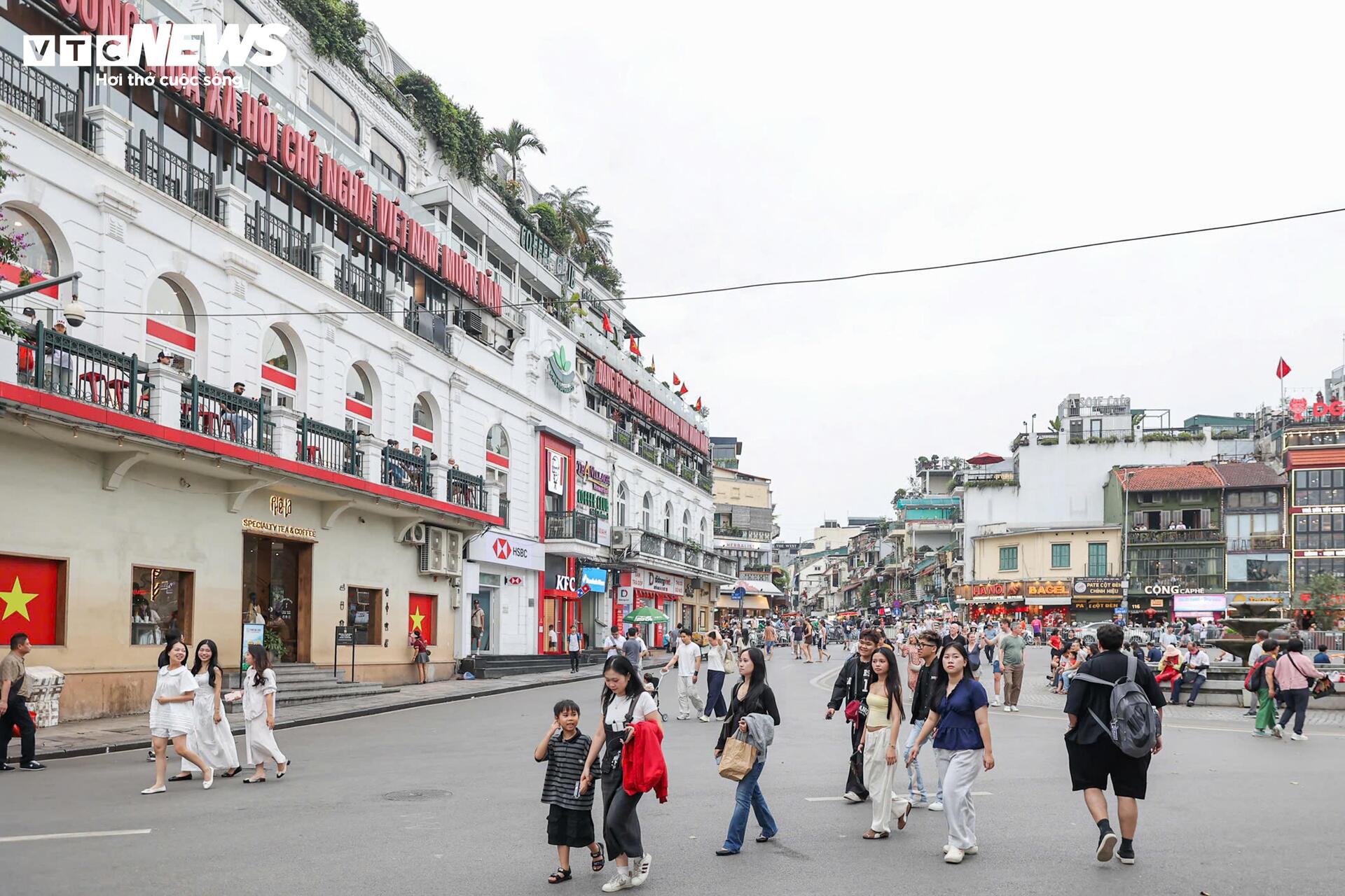 Phố đi bộ Hồ Gươm sạch bóng hàng rong, vỉa hè thông thoáng bất ngờ - 2