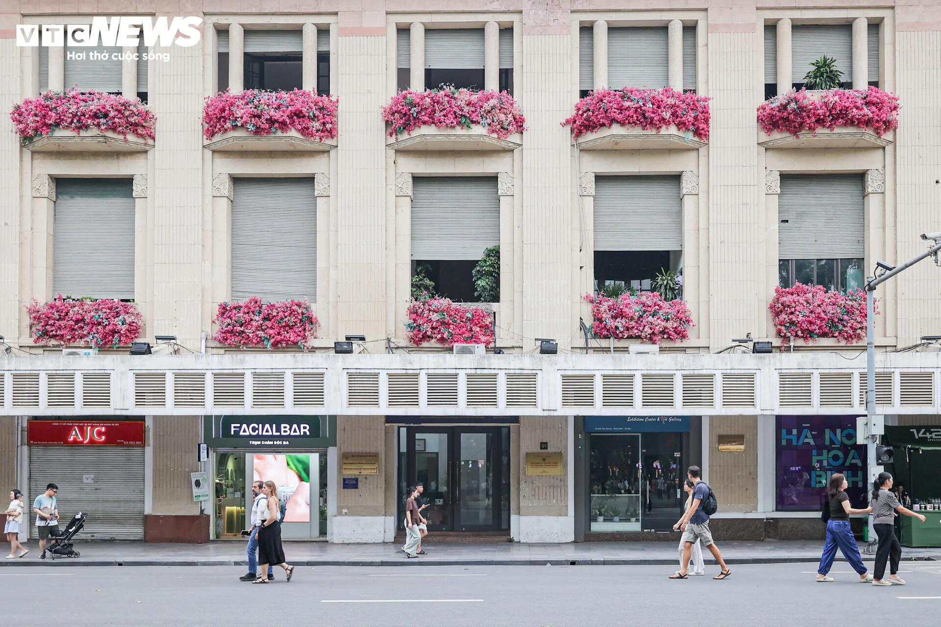 Phố đi bộ Hồ Gươm sạch bóng hàng rong, vỉa hè thông thoáng bất ngờ - 1