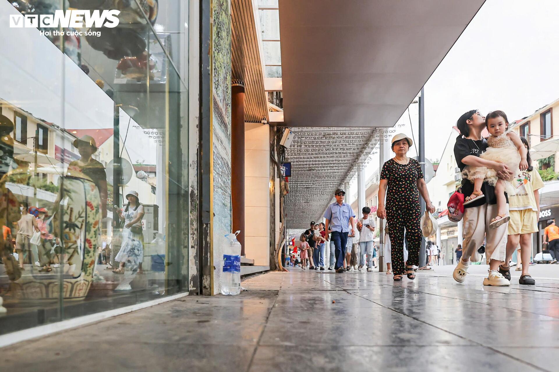 Phố đi bộ Hồ Gươm sạch bóng hàng rong, vỉa hè thông thoáng bất ngờ - 5