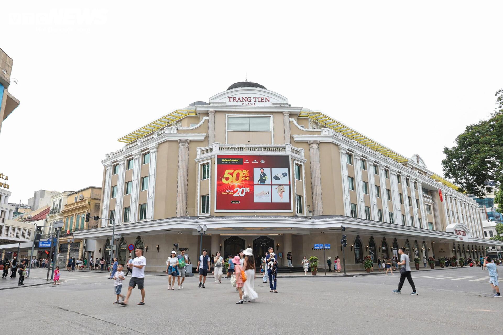 Phố đi bộ Hồ Gươm sạch bóng hàng rong, vỉa hè thông thoáng bất ngờ - 6