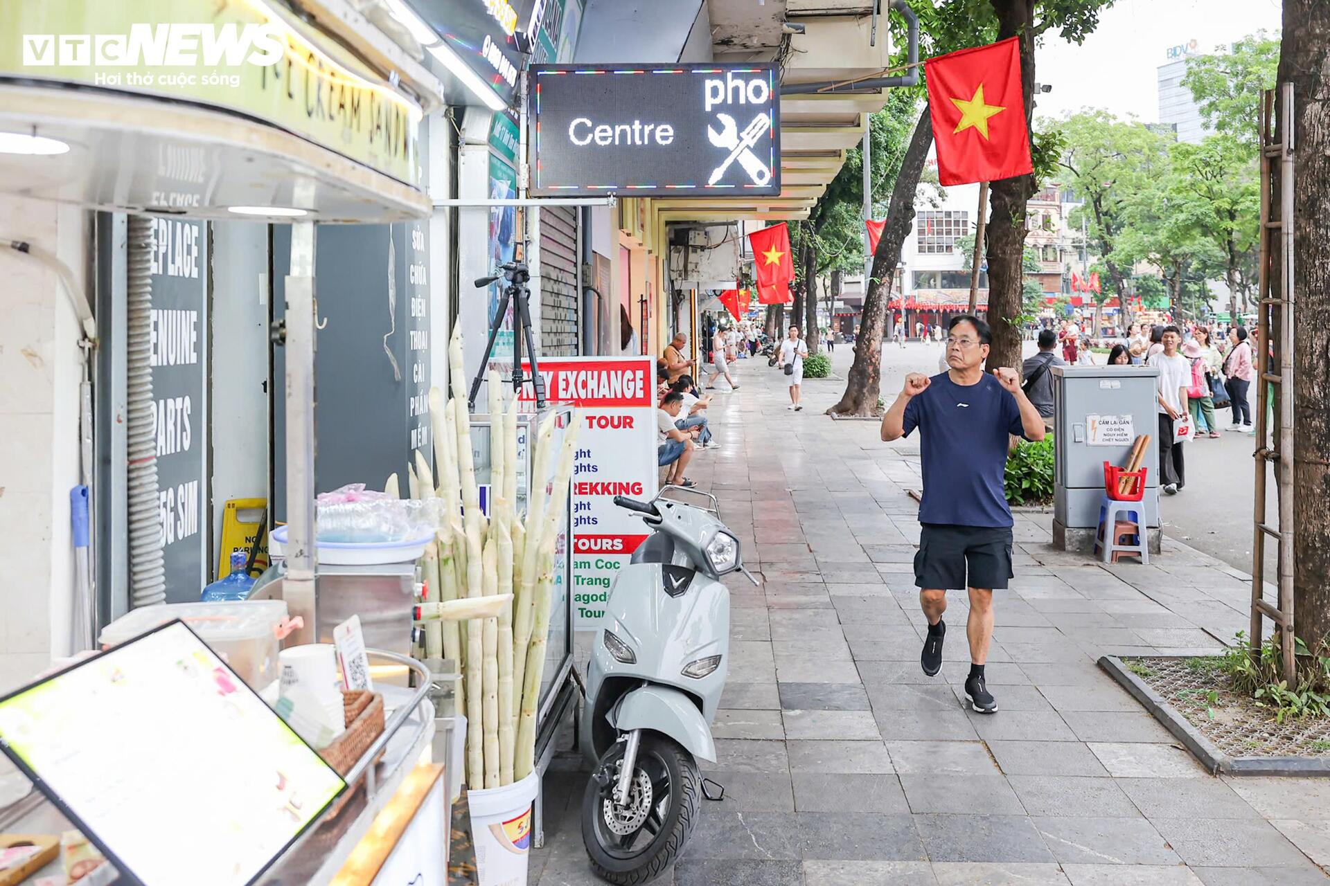 Phố đi bộ Hồ Gươm sạch bóng hàng rong, vỉa hè thông thoáng bất ngờ - 7