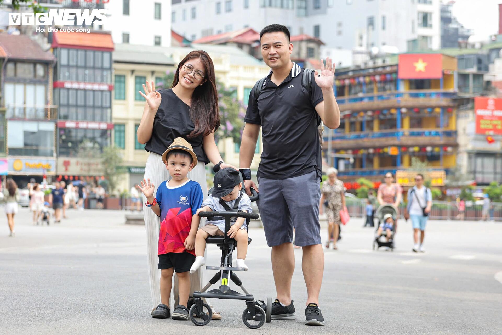 Phố đi bộ Hồ Gươm sạch bóng hàng rong, vỉa hè thông thoáng bất ngờ - 9