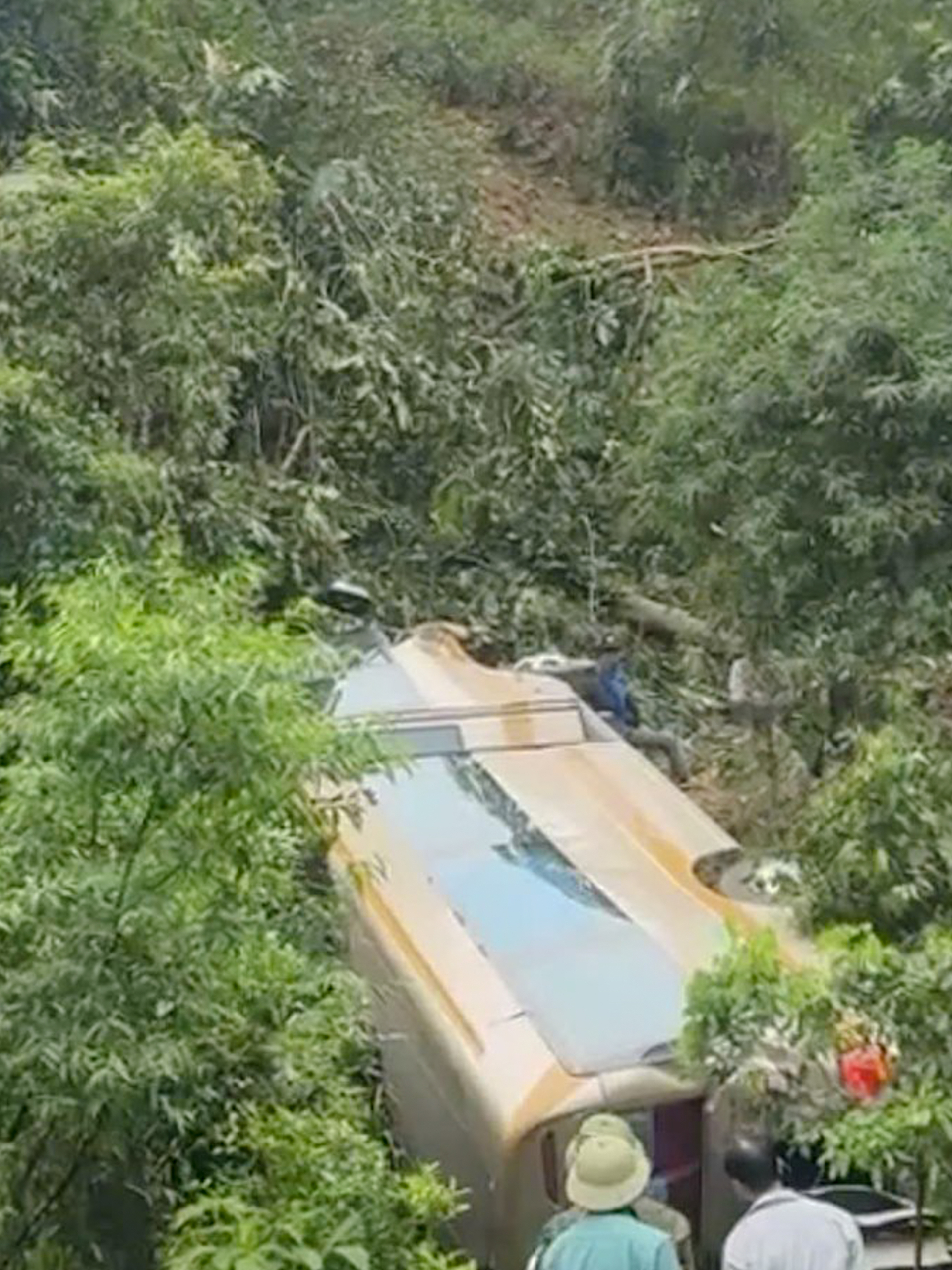 Hiện trường vụ xe khách chở 25 người lao xuống vực sâu 100m ở Sơn La - 4